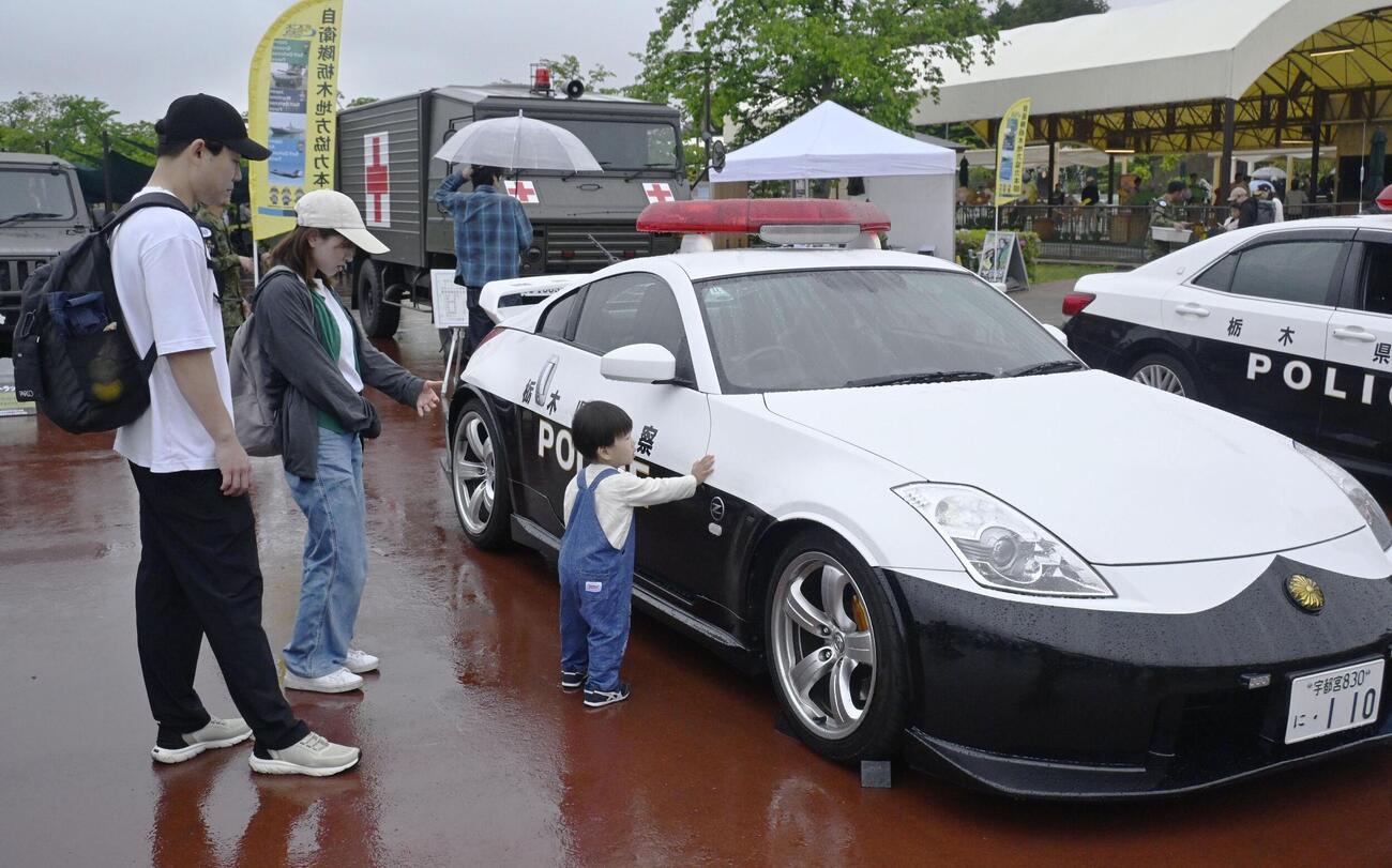 展示イベントで栃木県警のスポーツカーを見る来場者（共同）