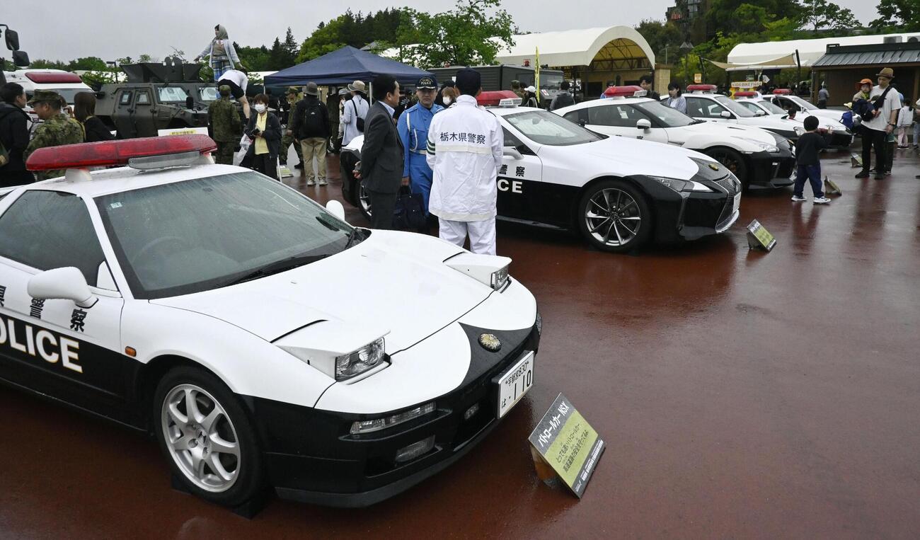 イベントで展示された栃木県警のスポーツカー（共同）