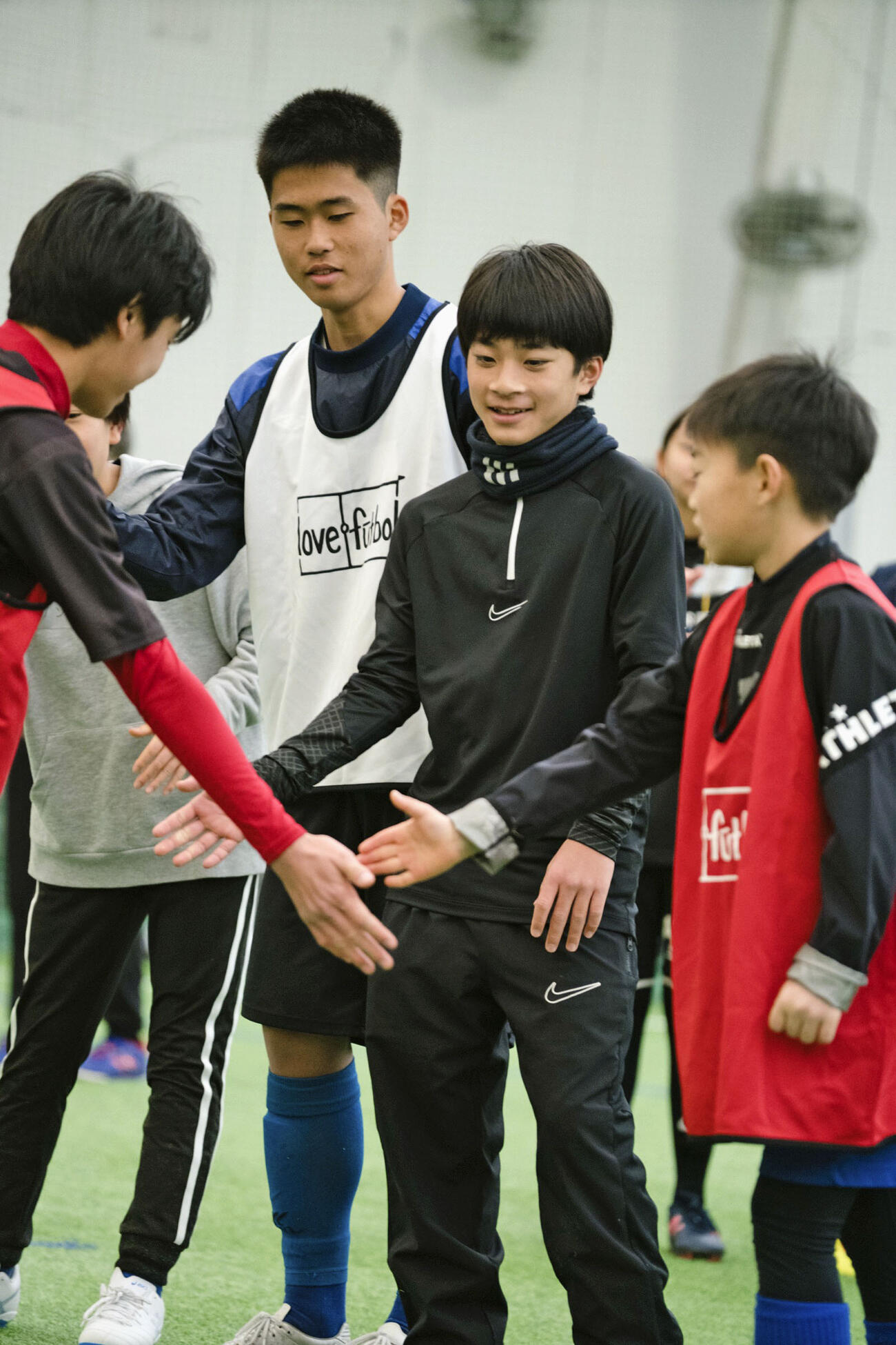 プロとの交流会に参加した子どもたち＝2025年12月、東京都多摩市（ラブフットボール・ジャパン提供）