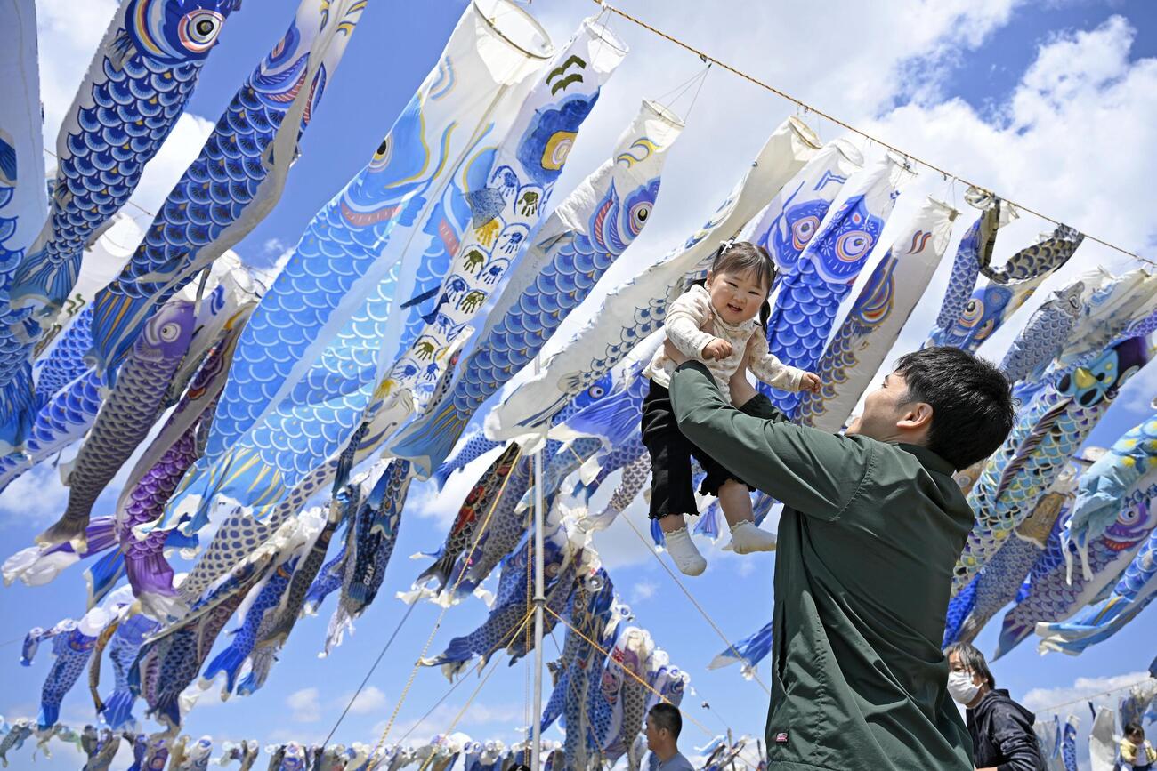 東日本大震災で犠牲になった子どもたちへの鎮魂の思いや未来への希望を込め、掲げられた約500匹の青いこいのぼり（共同）