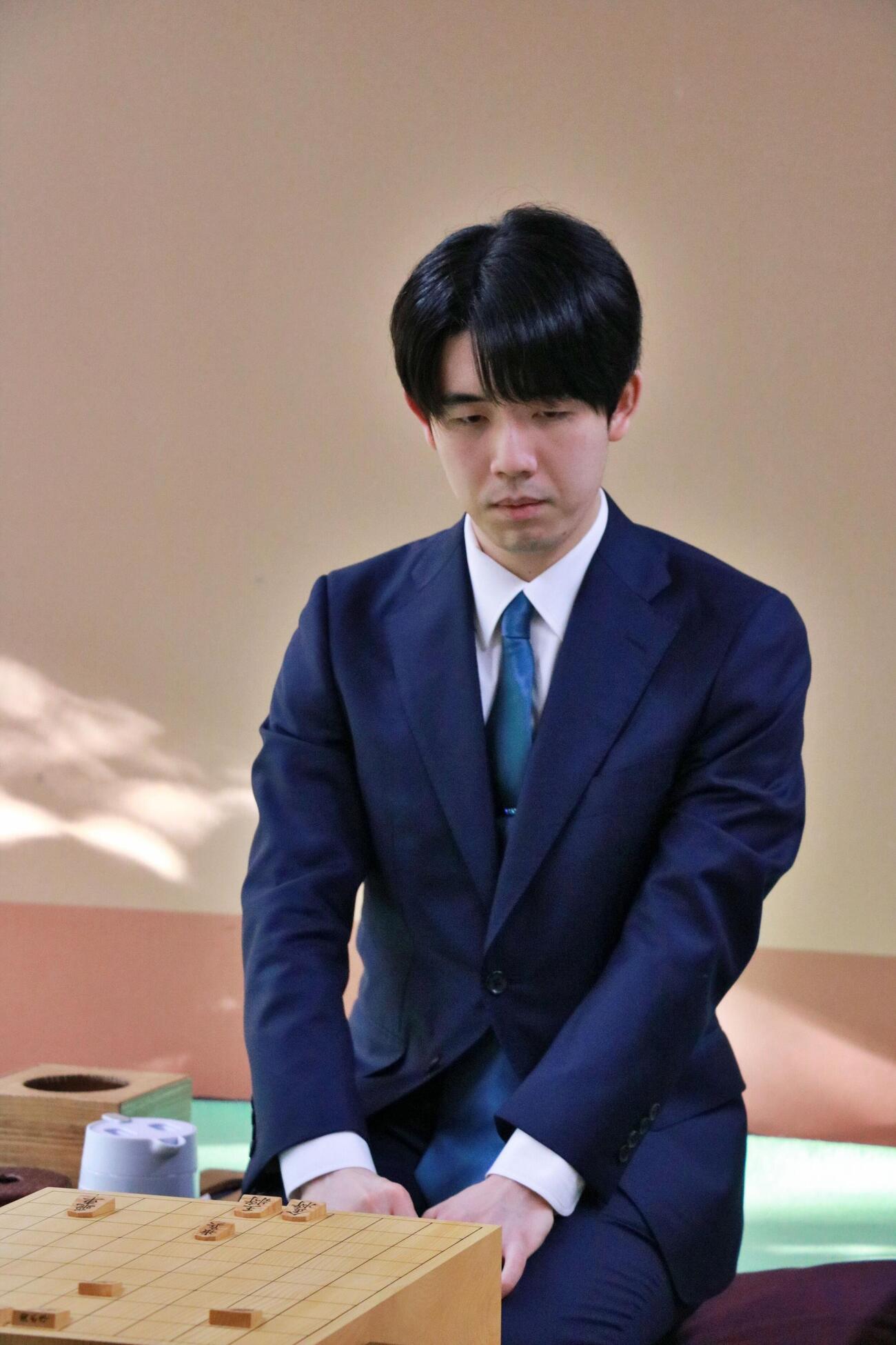 石川入りし、前日検分を行った藤井聡太名人（日本将棋連盟提供）