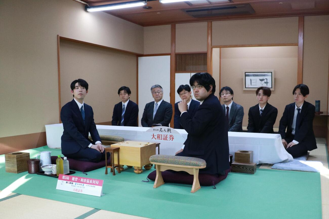 石川入りし、前日検分を行った藤井聡太名人（左）糸谷哲郎九段（日本将棋連盟提供）