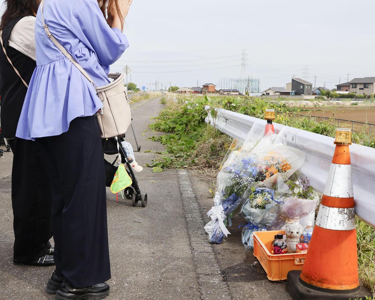事故の発生時刻に合わせて現場で手を合わせる遺族