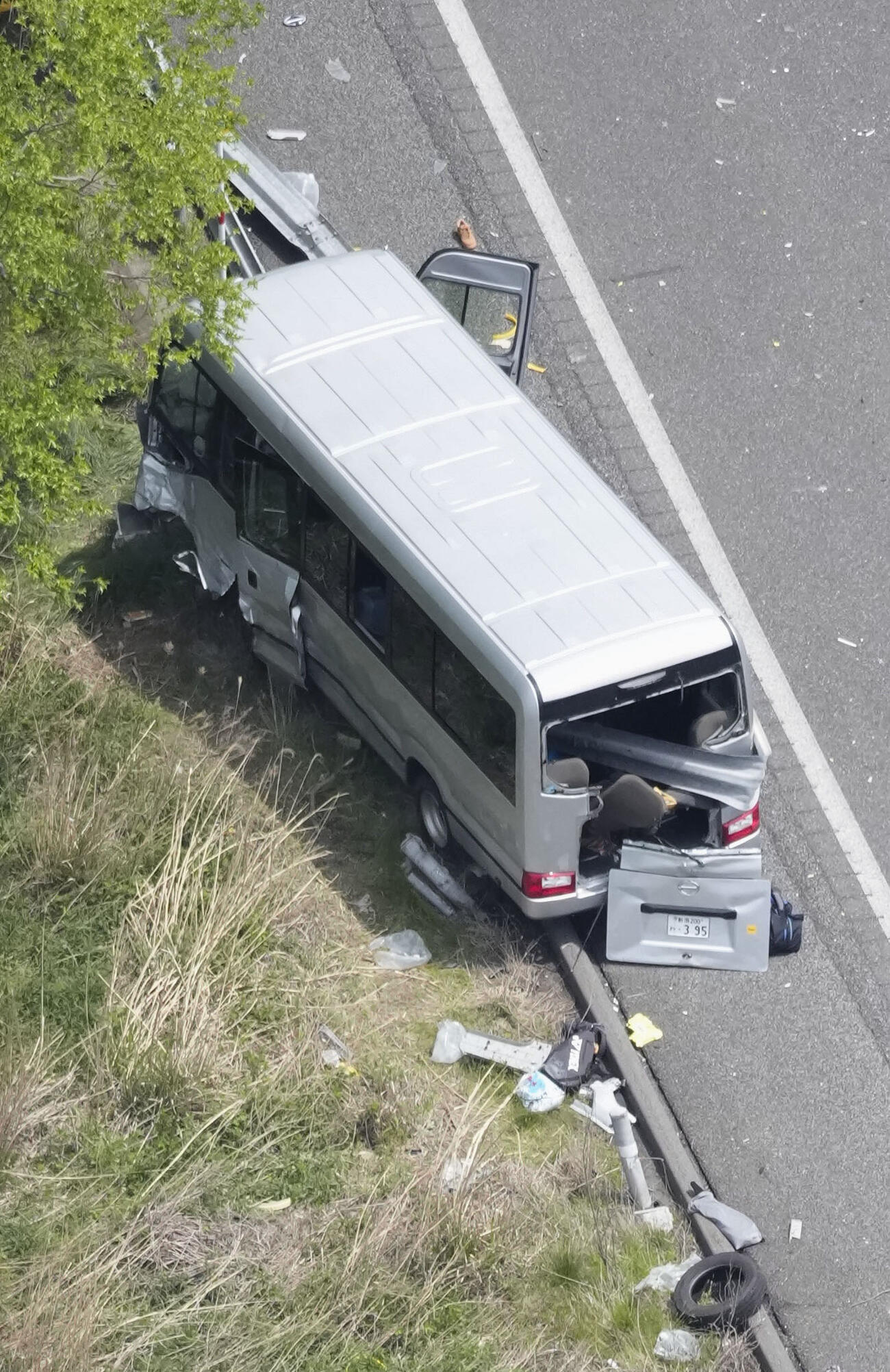 福島県郡山市の磐越自動車道でガードレールに衝突したマイクロバス＝6日午後0時15分（共同通信社ヘリから）