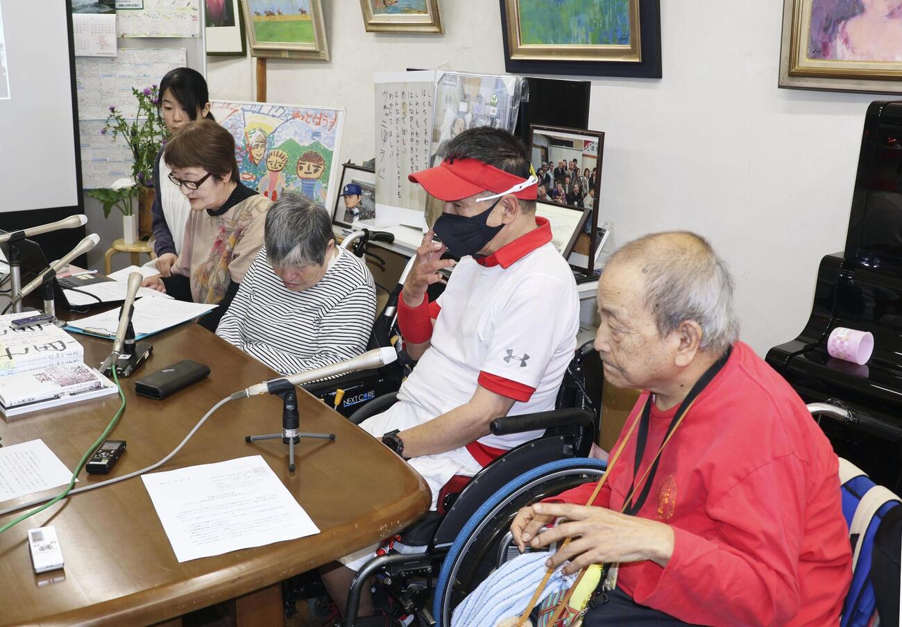 記者会見する「水俣病胎児性小児性患者・家族・支援者の会」のメンバーら（共同）