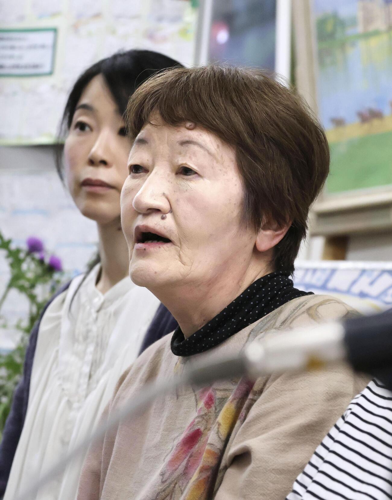 記者会見する「水俣病胎児性小児性患者・家族・支援者の会」の加藤タケ子さん（手前）（共同）