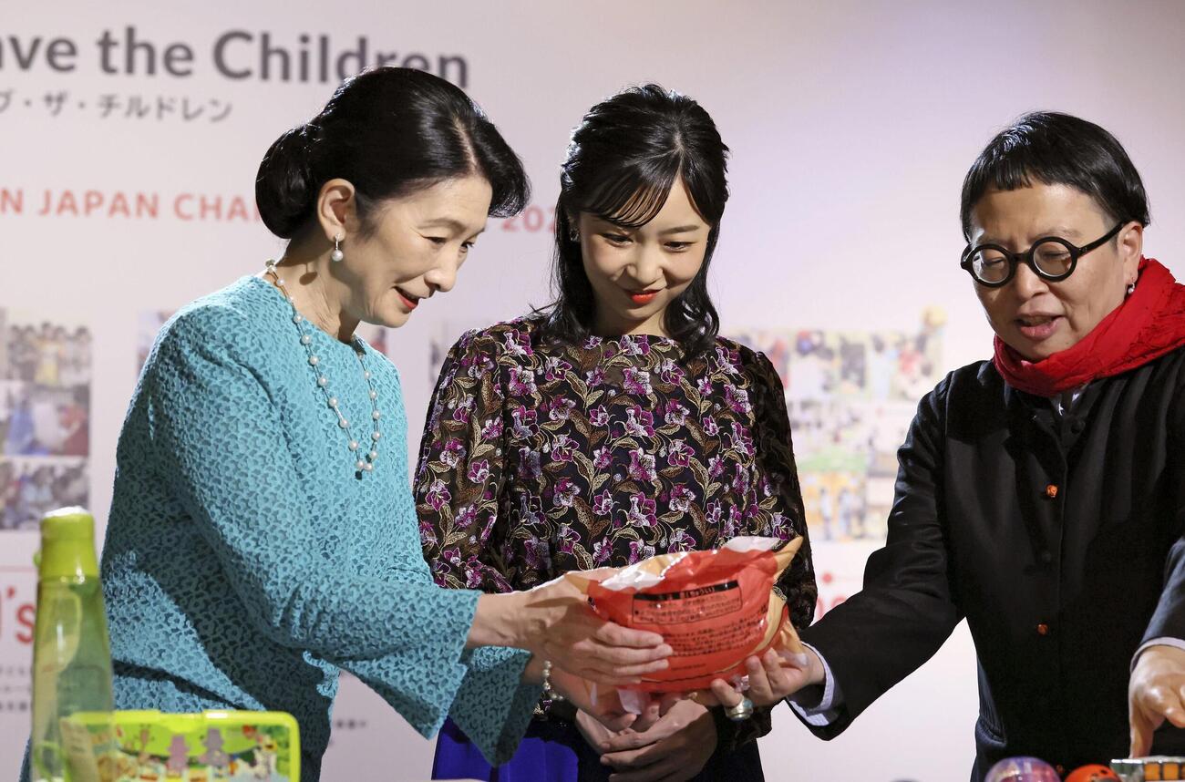 「セーブ・ザ・チルドレン・ジャパン」の創立40年を記念した展示を見られる秋篠宮妃紀子さまと佳子さま（代表撮影＝共同）