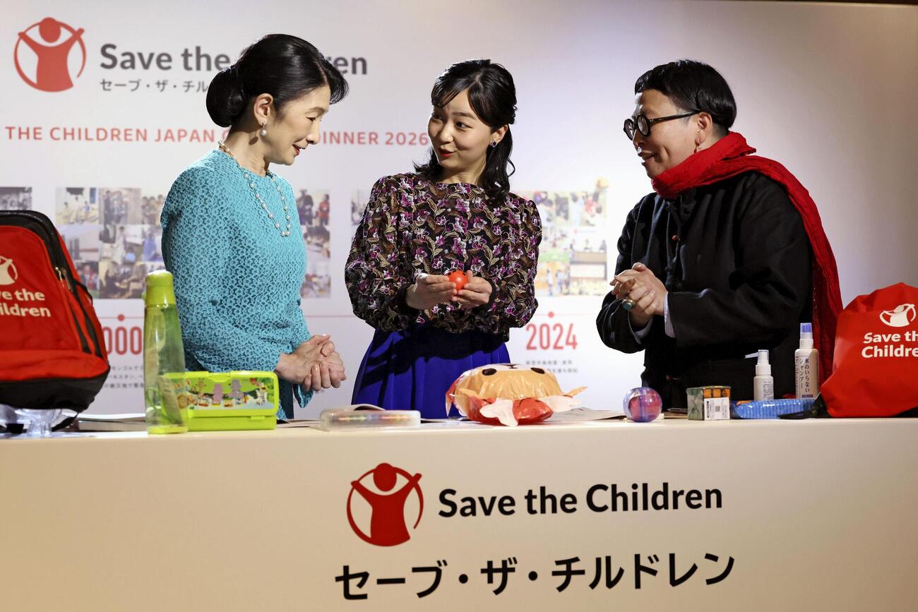 「セーブ・ザ・チルドレン・ジャパン」の創立40年を記念した展示を見られる秋篠宮妃紀子さまと佳子さま（代表撮影＝共同）