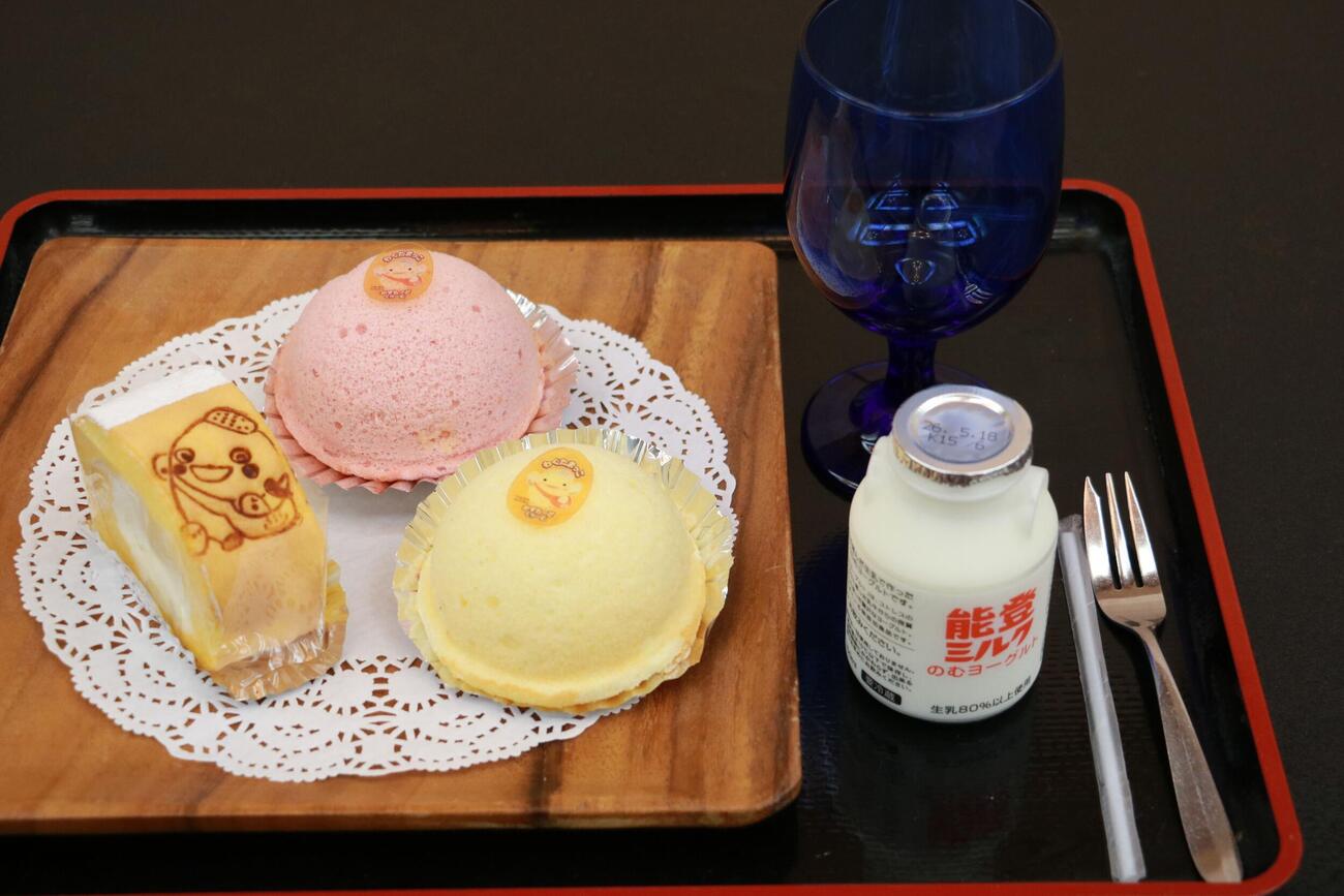 藤井聡太名人の午後のおやつ「わくたまくんROLL」「わくたまっことのむヨーグルト」（日本将棋連盟提供）