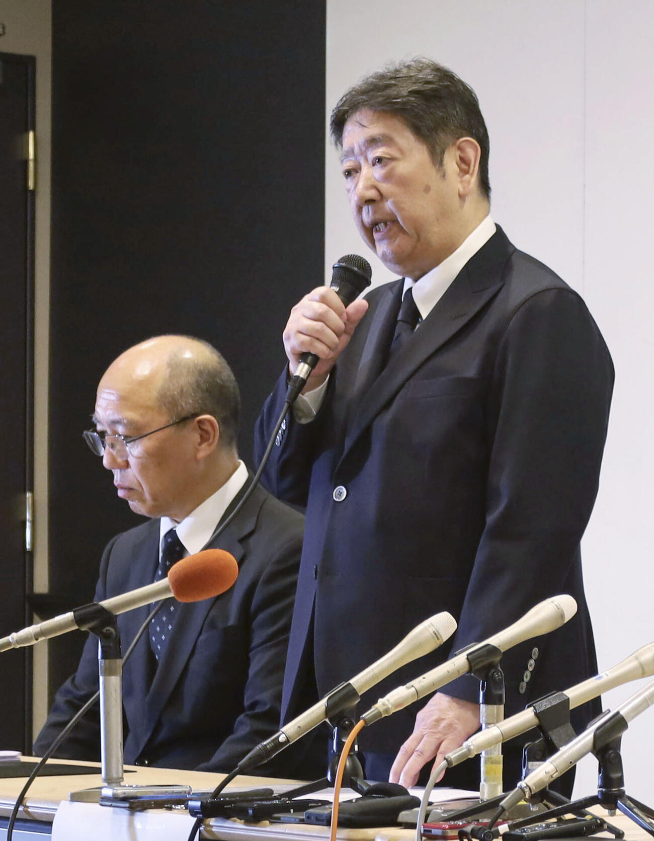 記者会見する北越高の和田晋弥理事長（右）（共同）