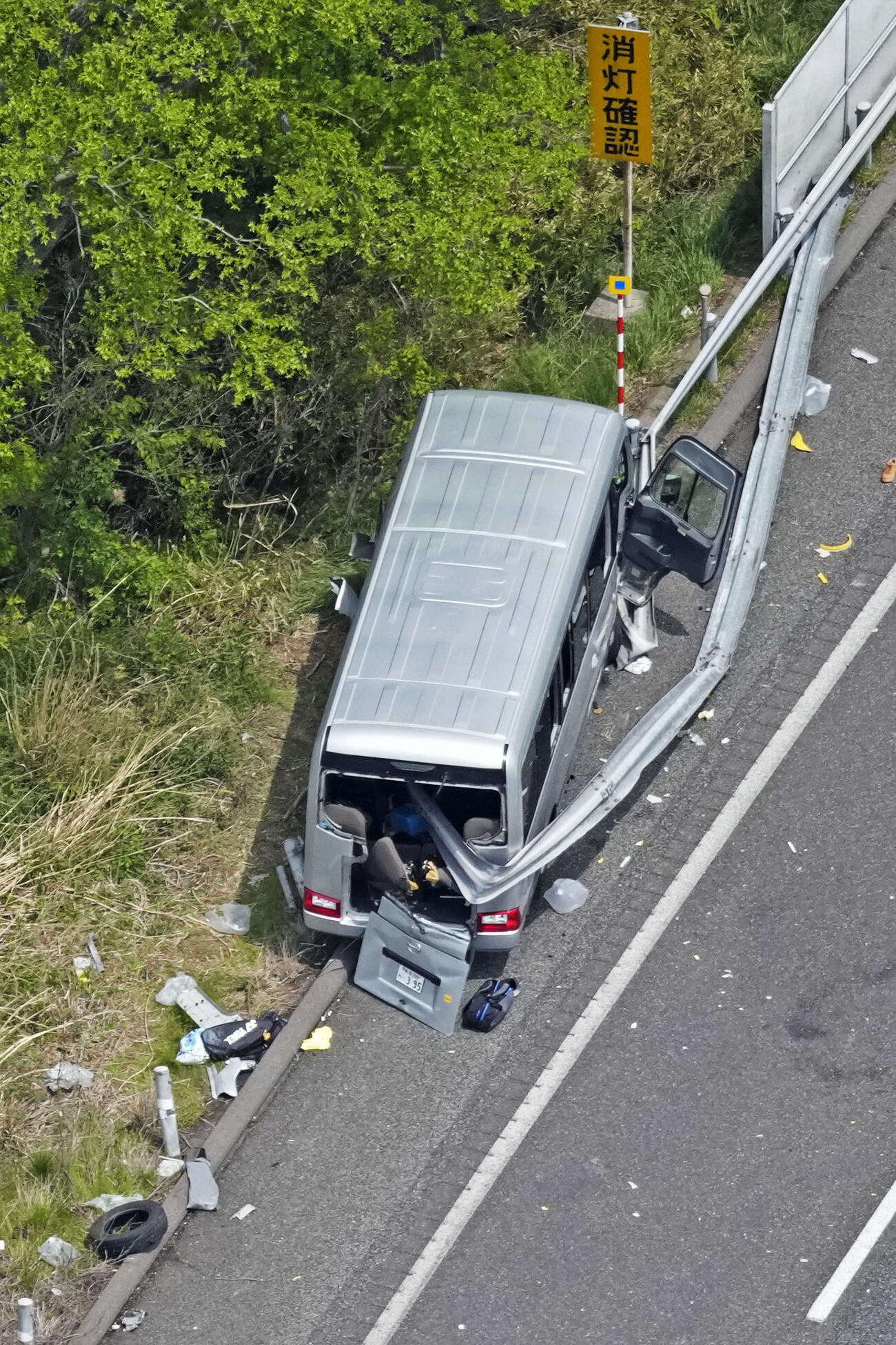福島県郡山市の磐越自動車道でガードレールに衝突したマイクロバス（共同）