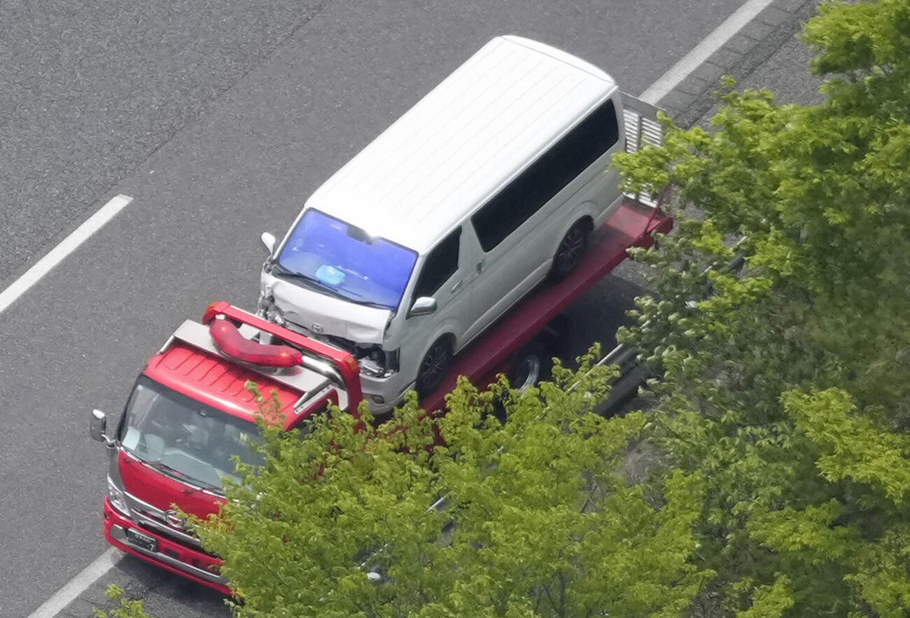 事故現場の破損したワンボックスカー（共同通信社ヘリから）