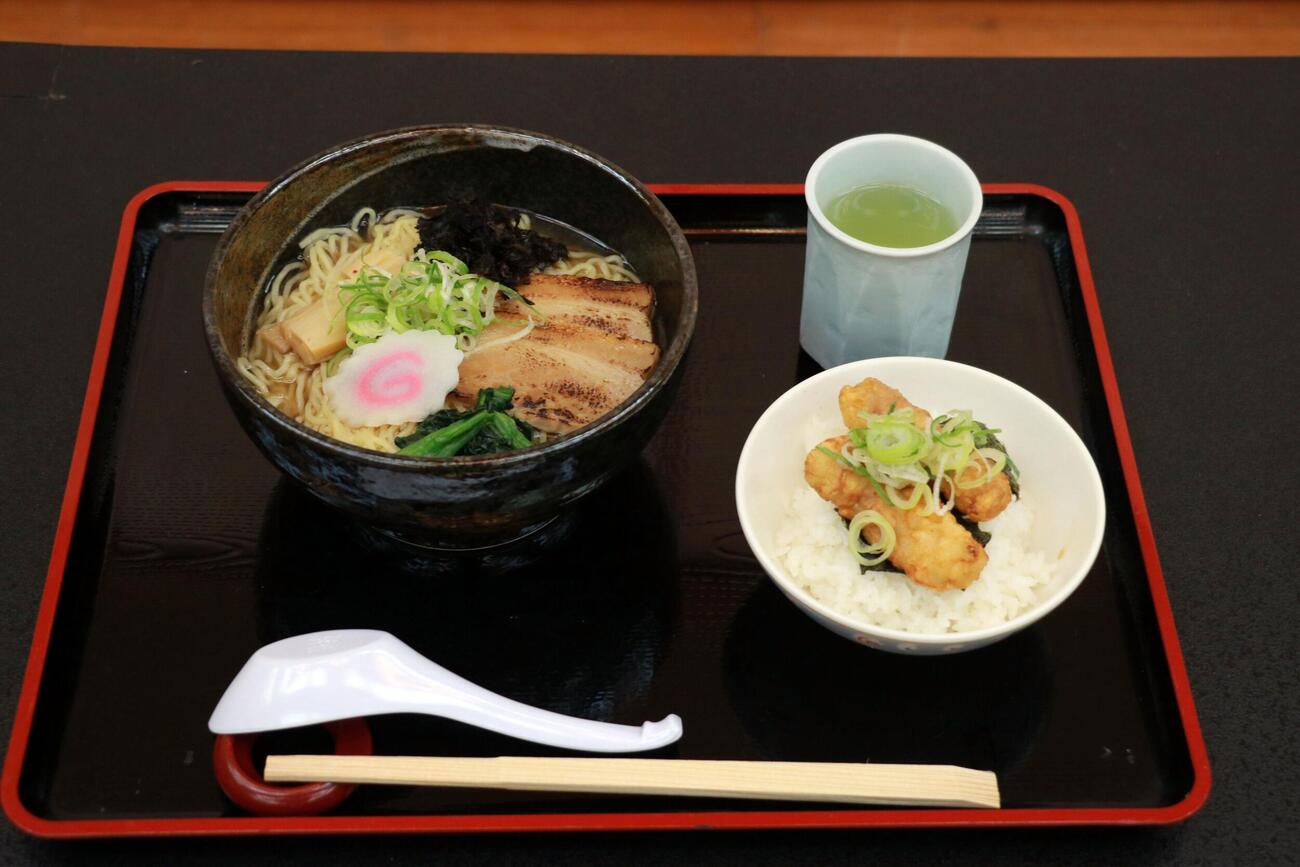 糸谷哲郎九段の昼食「いしるらーめん・能登ふぐ唐揚げ丼」「棚田米玄米緑茶」（日本将棋連盟提供）