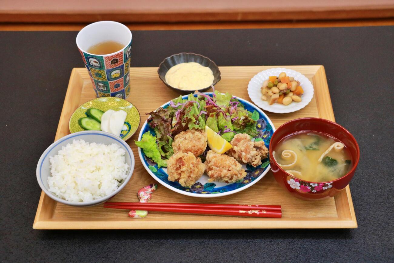 藤井聡太名人の昼食「能登の唐揚げ定食」「クロモジほうじ茶」（日本将棋連盟提供）