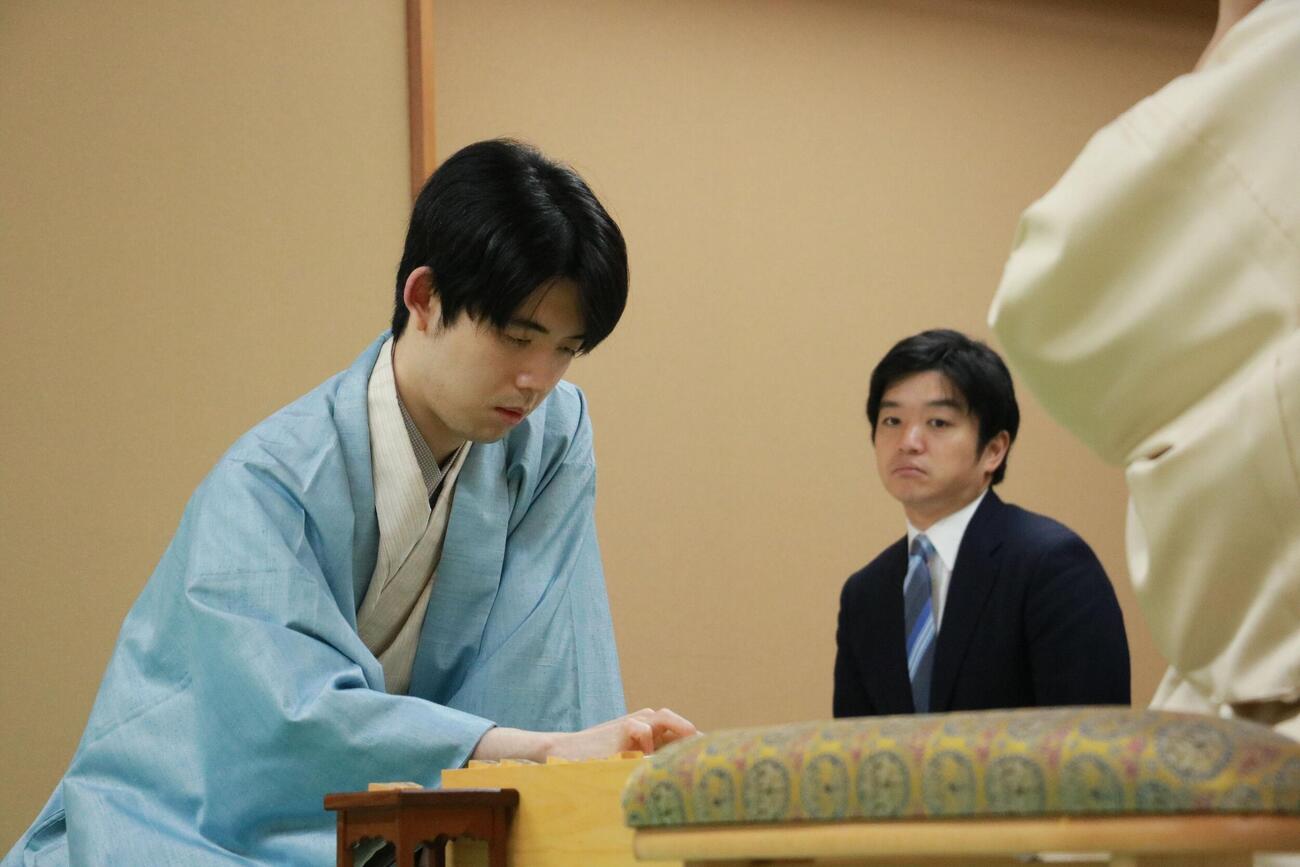 名人戦7番勝負第3局2日目に臨んだ藤井聡太名人（日本将棋連盟提供）