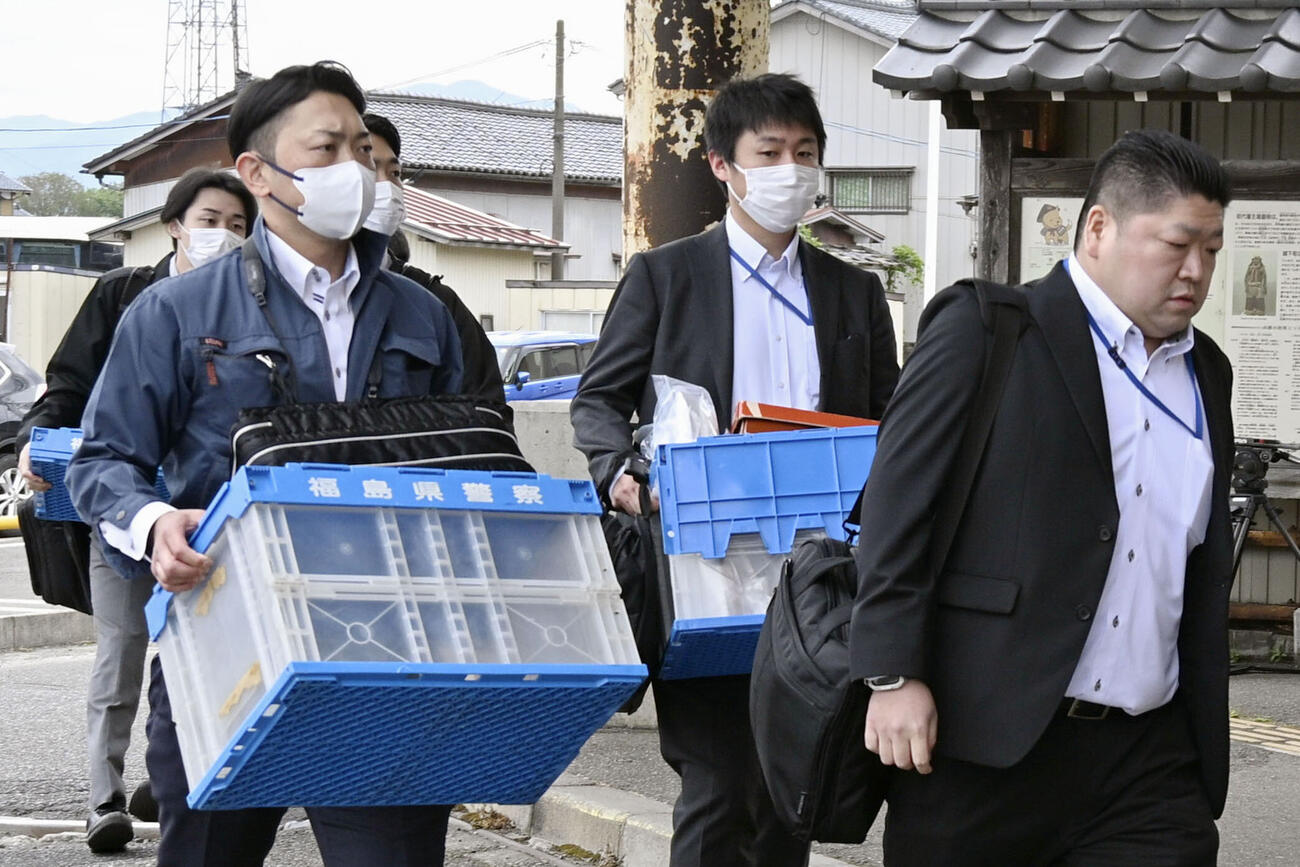 「蒲原鉄道」の家宅捜索に入る福島県警の捜査員（共同）
