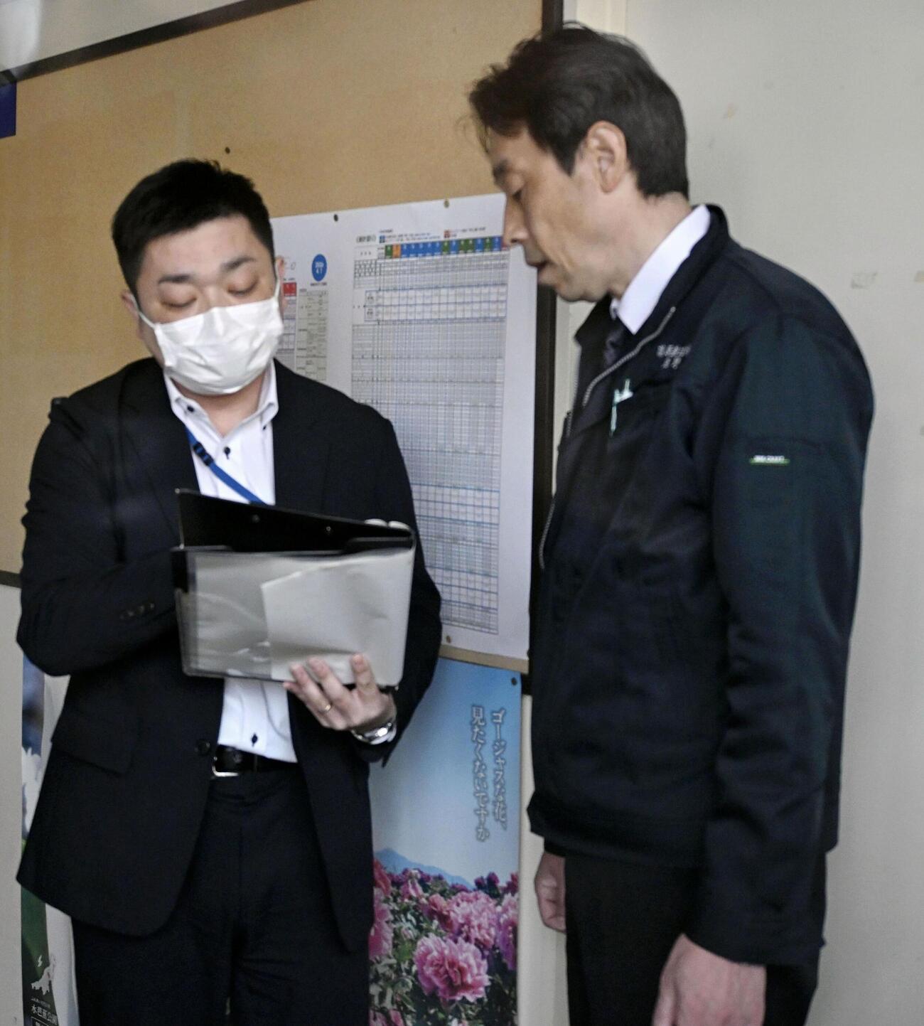 福島県警の家宅捜索に応じる「蒲原鉄道」の茂野一弘社長（右）（共同）
