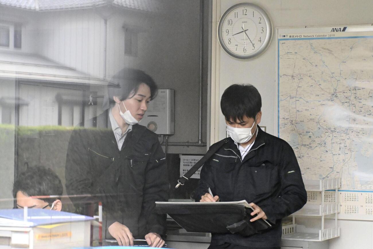 「蒲原鉄道」を家宅捜索する福島県警の捜査員（共同）