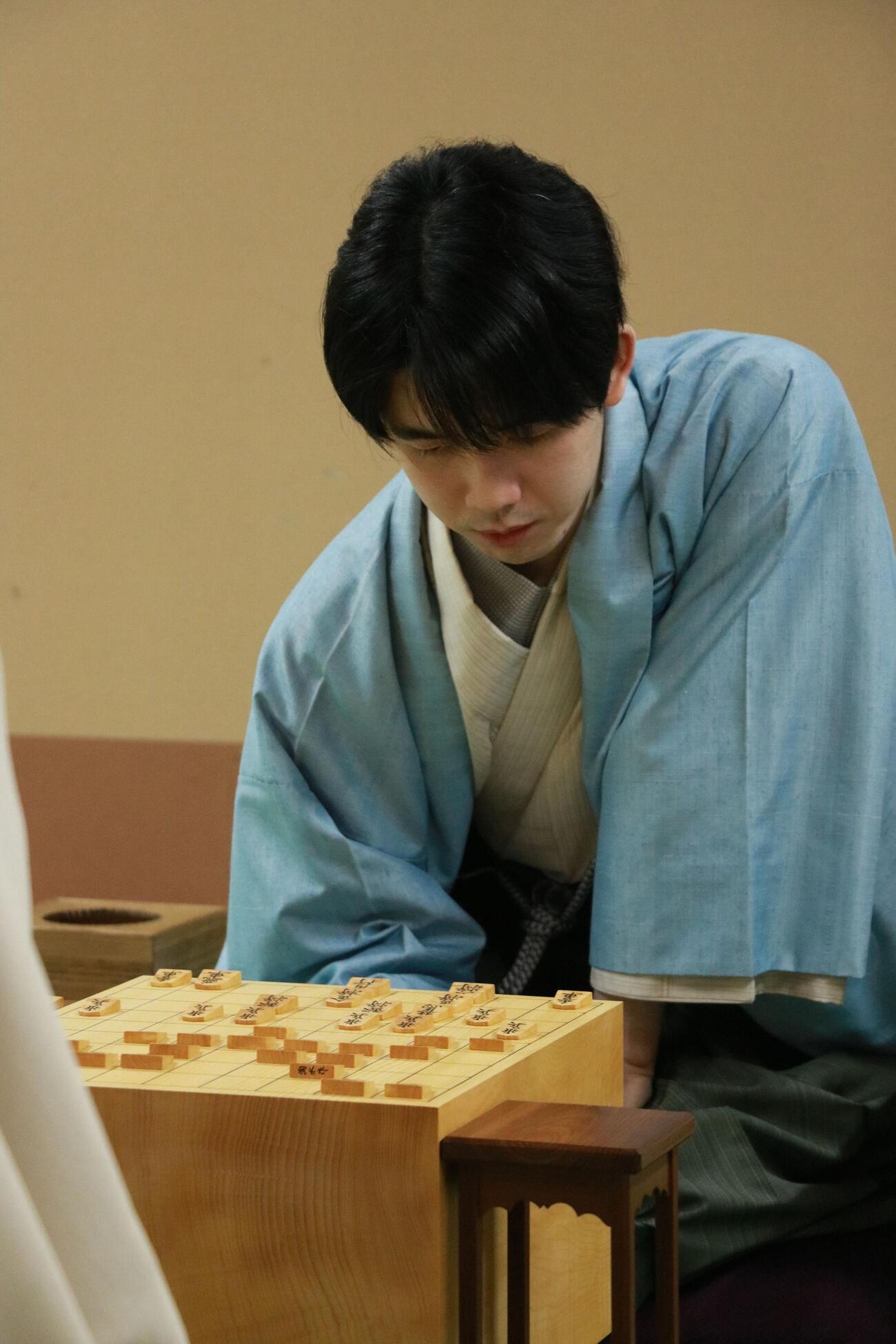 名人戦7番勝負第3局2日目に臨んだ藤井聡太名人（日本将棋連盟提供）