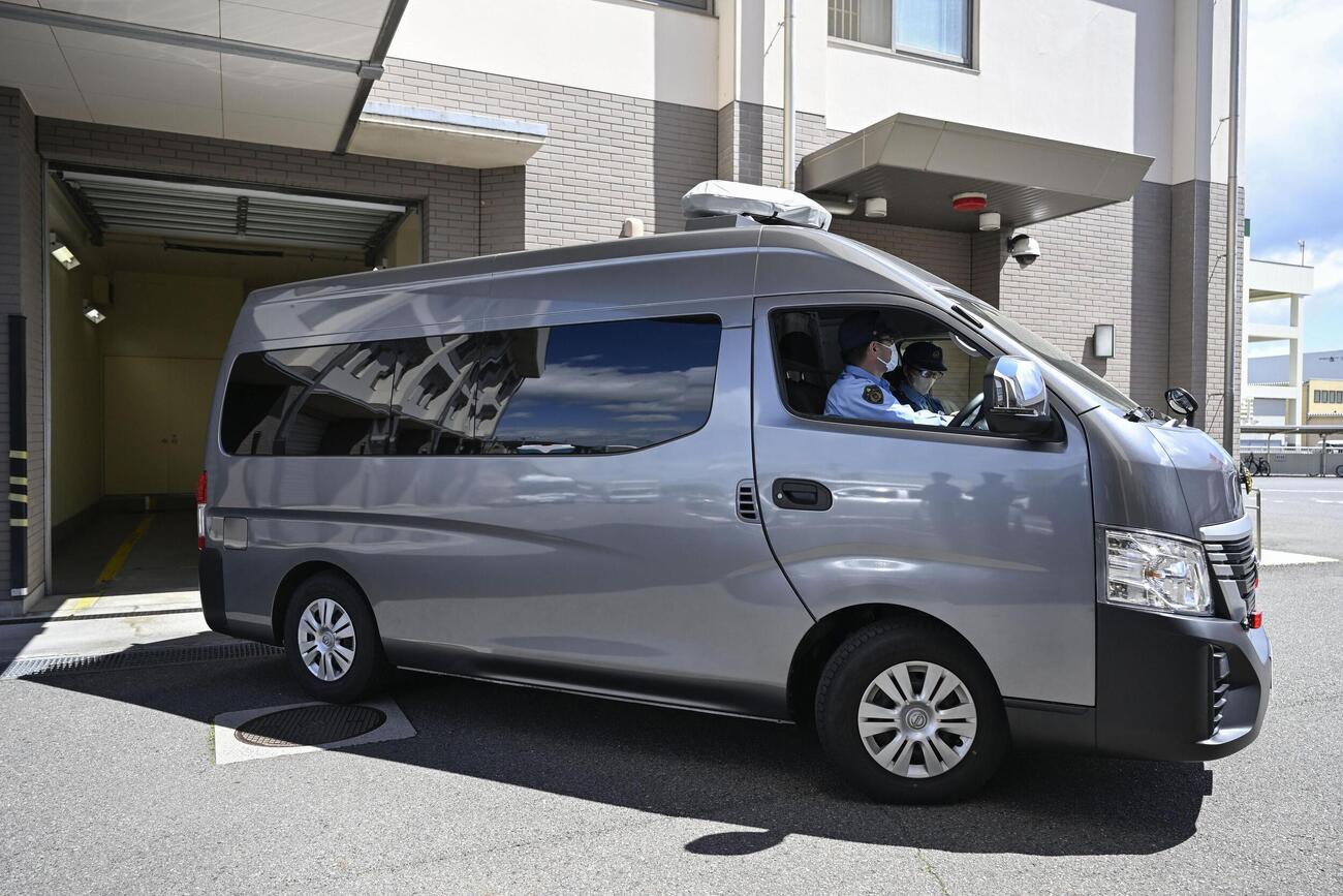 送検のため福島県警郡山署を出る若山哲夫容疑者を乗せた車＝9日午前（共同）