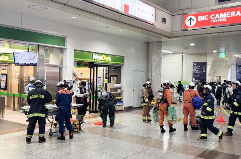 JR川崎駅で活動する消防隊員ら＝10日午後5時58分(共同)