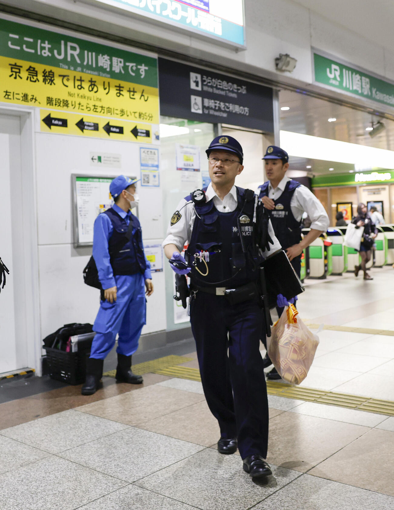 JR川崎駅で活動する警察官ら(共同)