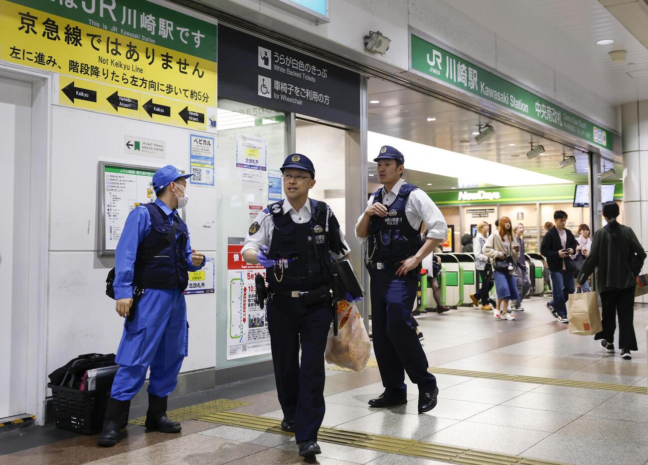JR川崎駅で活動する警察官ら＝10日午後7時2分(共同)