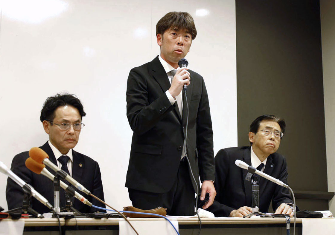 新潟市の北越高で開かれた記者会見で、磐越道バス事故の経緯を説明する男子ソフトテニス部の寺尾宏治顧問（中央）＝10日午後(共同)