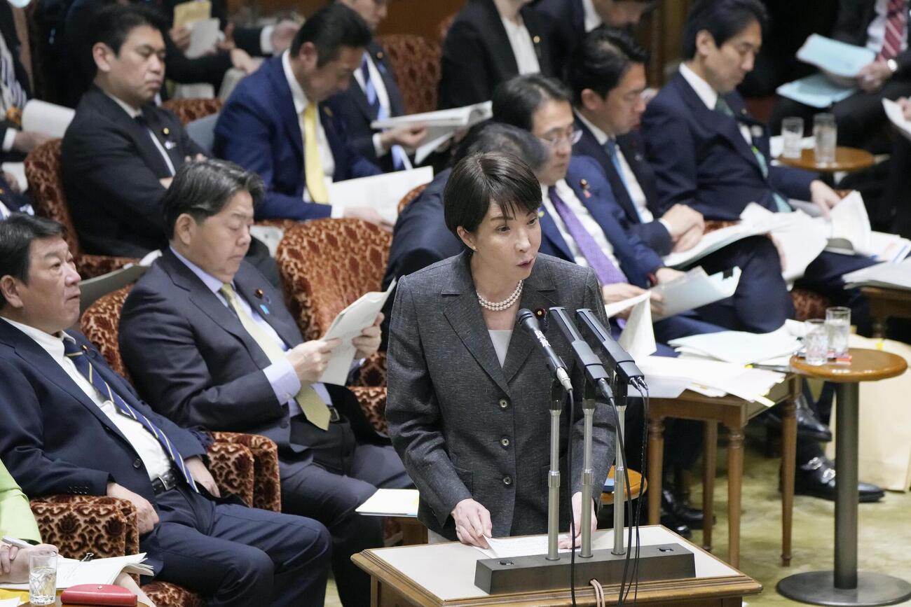 参院決算委で答弁する高市首相（共同）