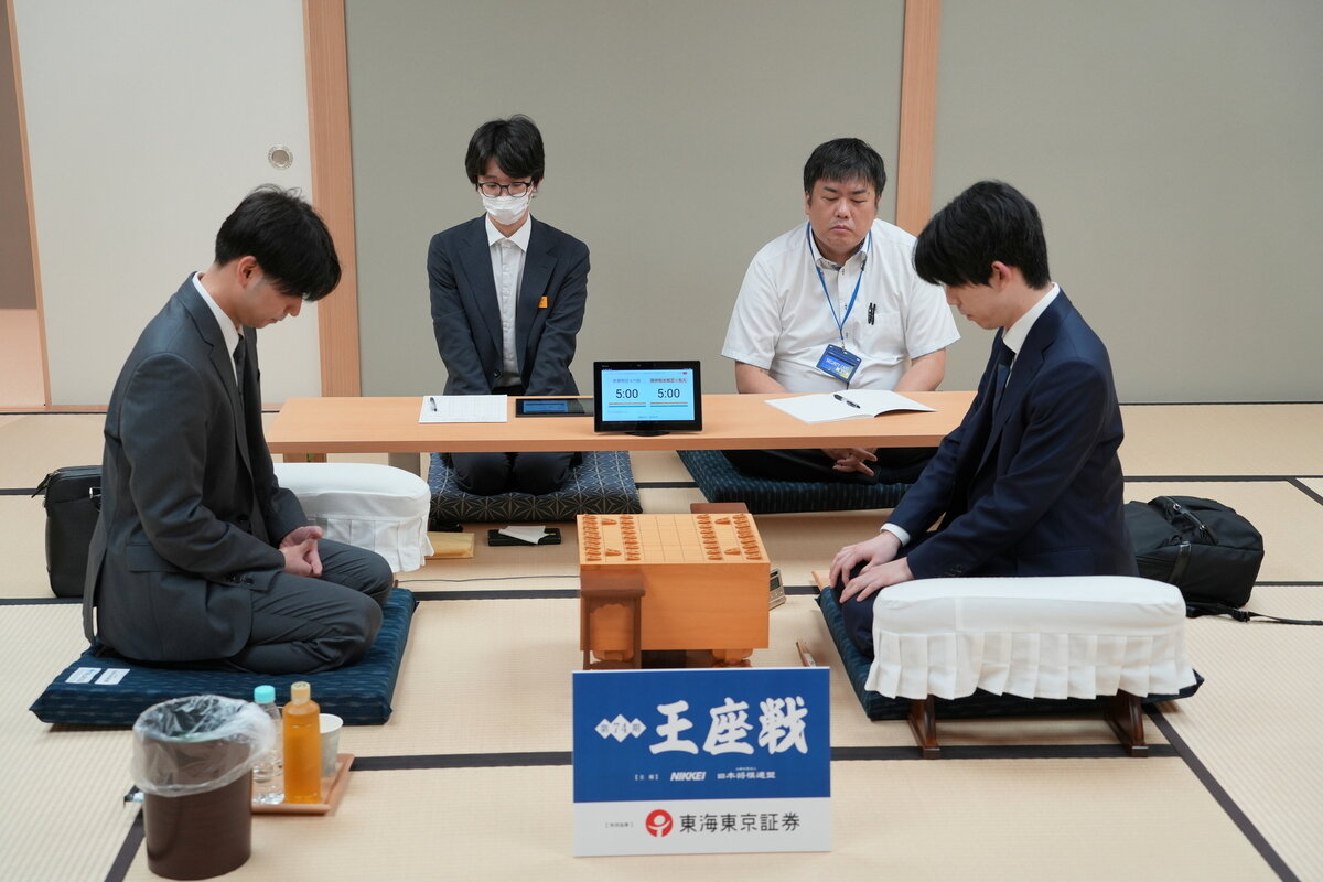 王座復位を目指して斎藤明日斗六段（左）との対局に臨む藤井聡太6冠（日本将棋連盟提供）
