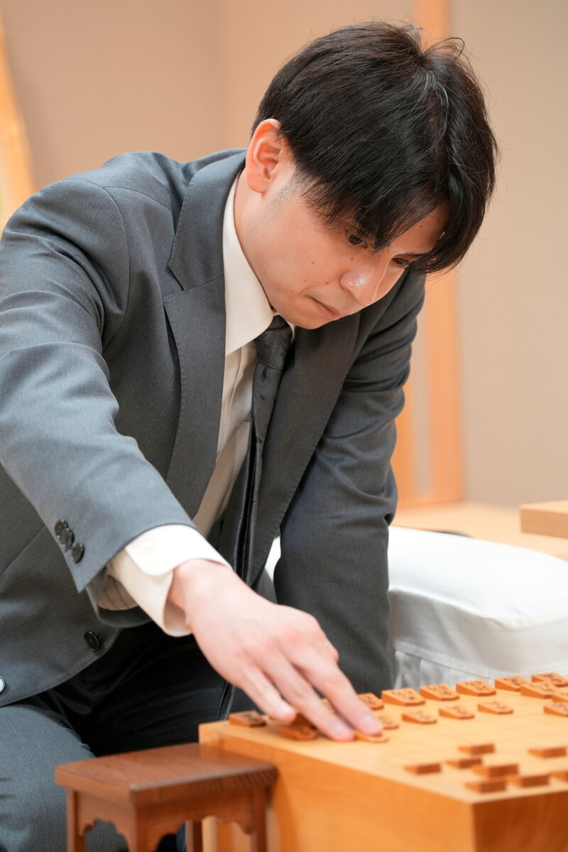 藤井聡太6冠を相手に一発大物食いを狙う斎藤明日斗六段（日本将棋連盟提供）