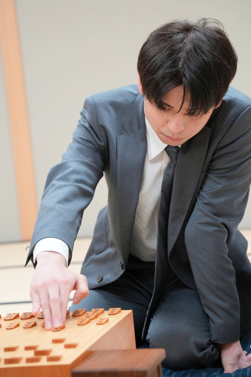 藤井聡太6冠を相手に一発大物食いを狙う斎藤明日斗六段（日本将棋連盟提供）