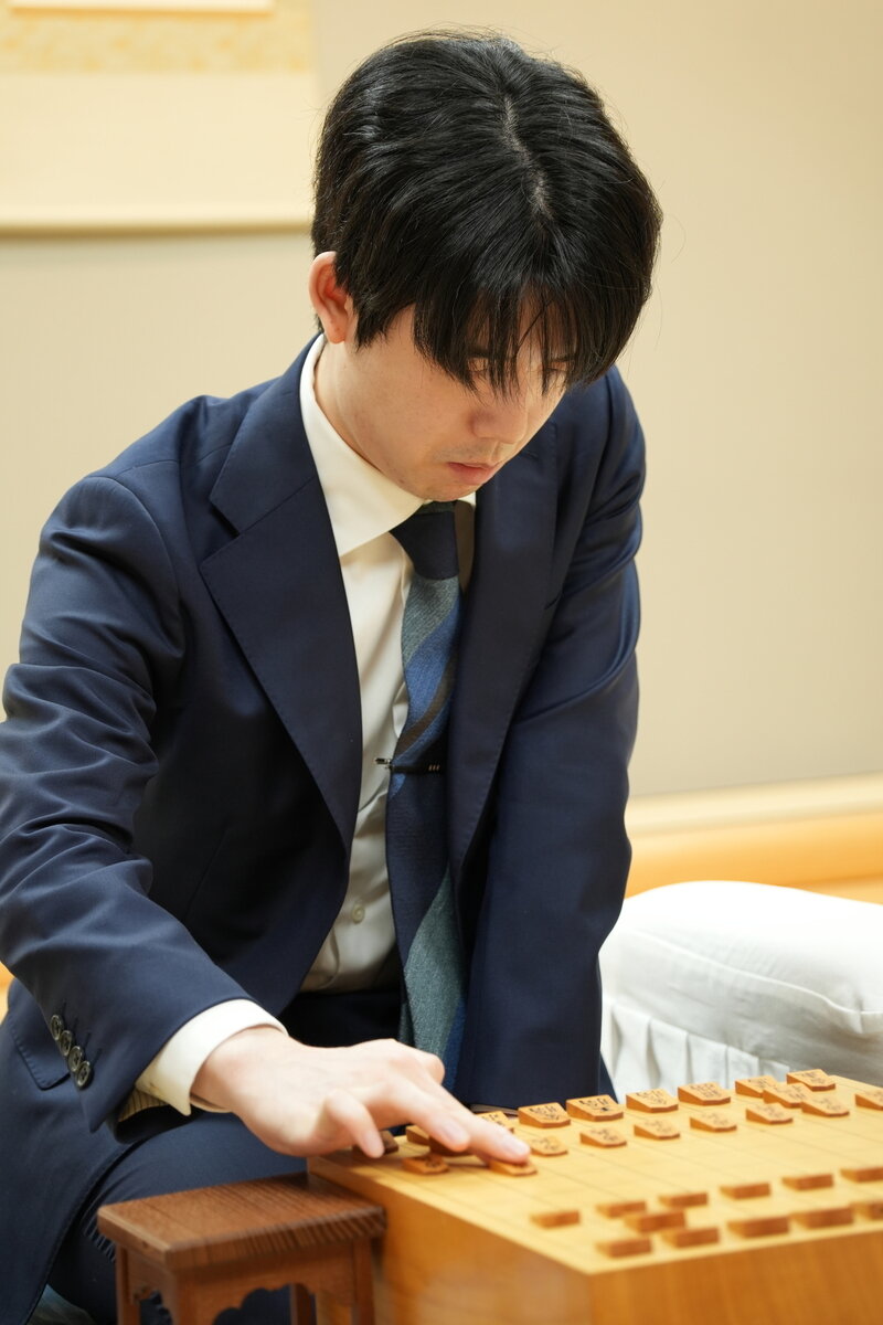 復位目指して斎藤明日斗六段との1回戦に臨む藤井聡太6冠（日本将棋連盟提供）