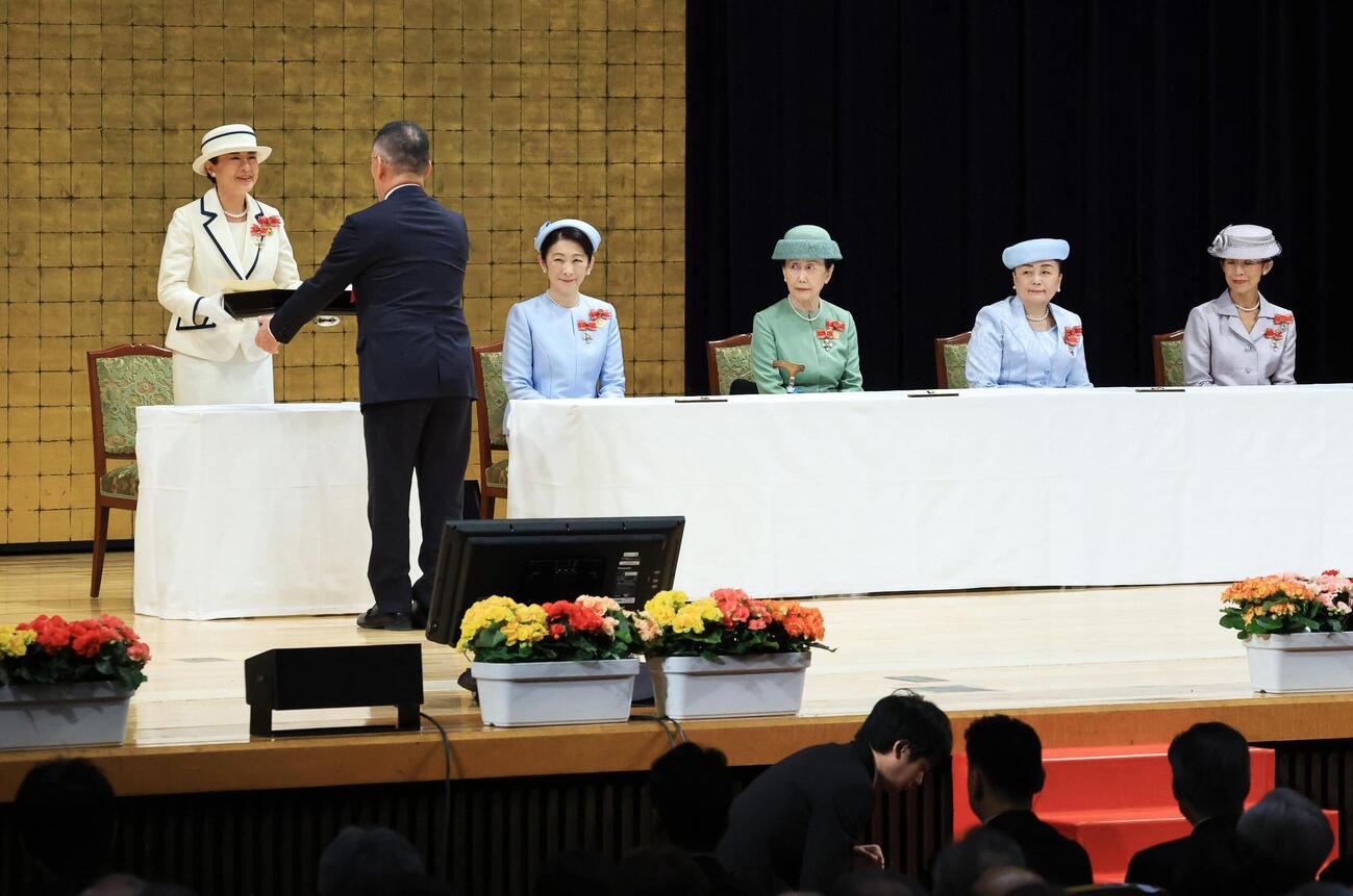 全国赤十字大会に出席された皇后さま、秋篠宮妃紀子さま、常陸宮妃華子さま、寛仁親王妃信子さま、高円宮妃久子さま＝12日午前、東京都渋谷区の明治神宮会館（代表撮影）（共同）