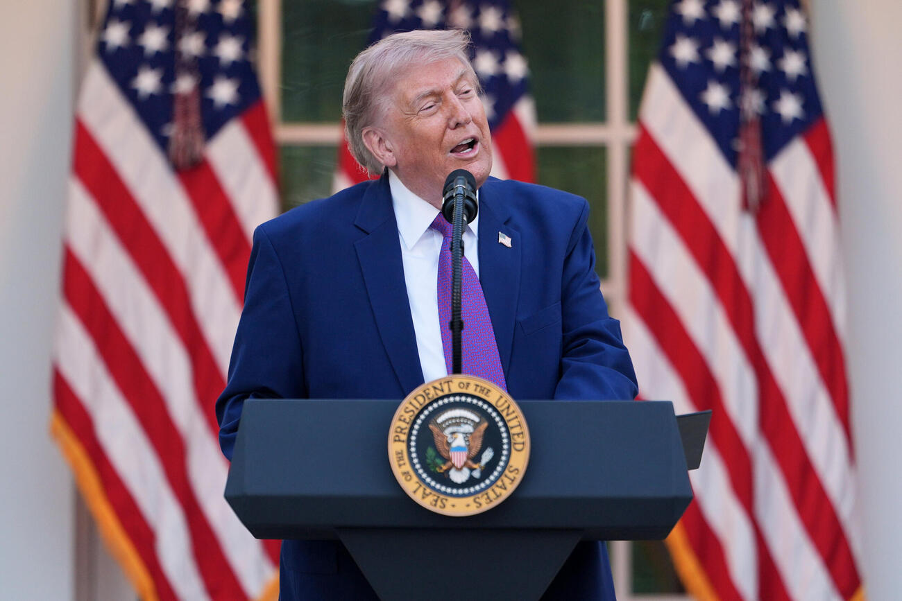 11日、米ワシントンのホワイトハウスでスピーチするトランプ大統領（AP＝共同）