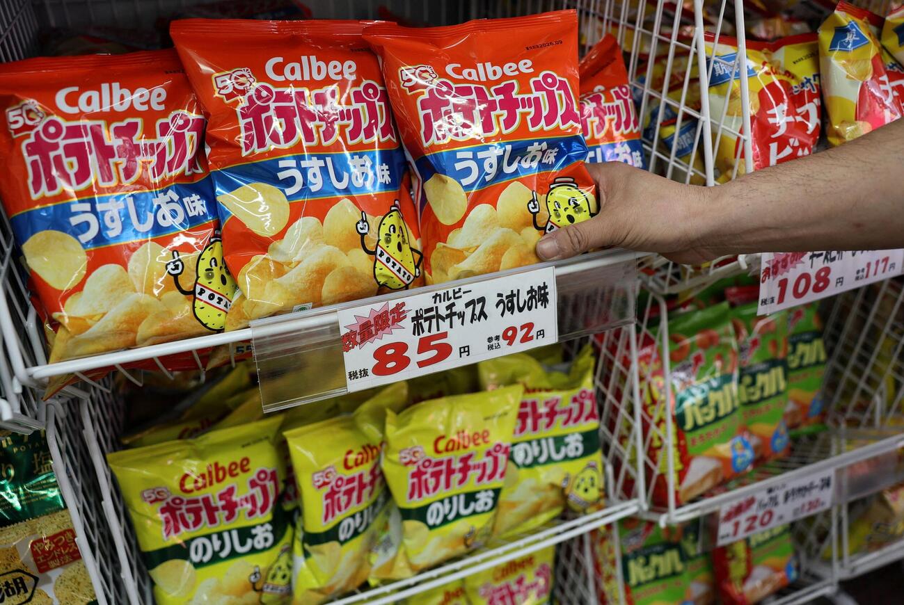 東京都内の店舗に並ぶカルビー「ポテトチップス」＝12日（ロイター＝共同）