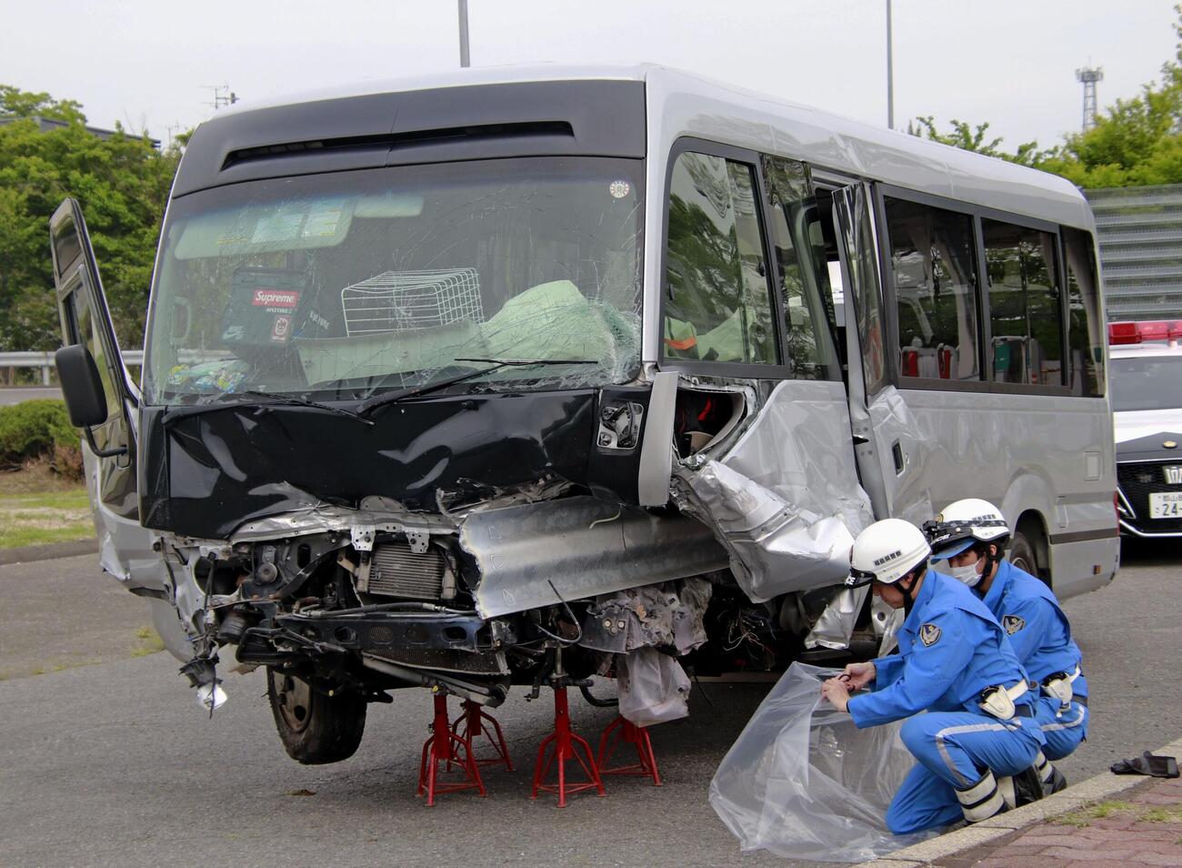ガードレールが突き刺さった、磐越自動車道で事故を起こしたマイクロバス（共同）