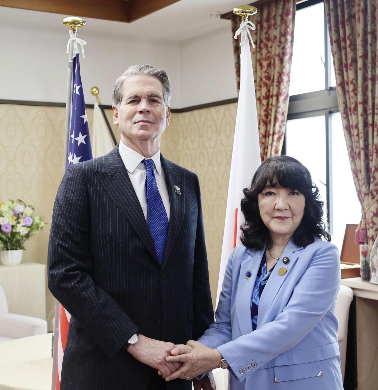 ベセント米財務長官（左）と握手する片山財務相＝12日午前、財務省（同省提供）