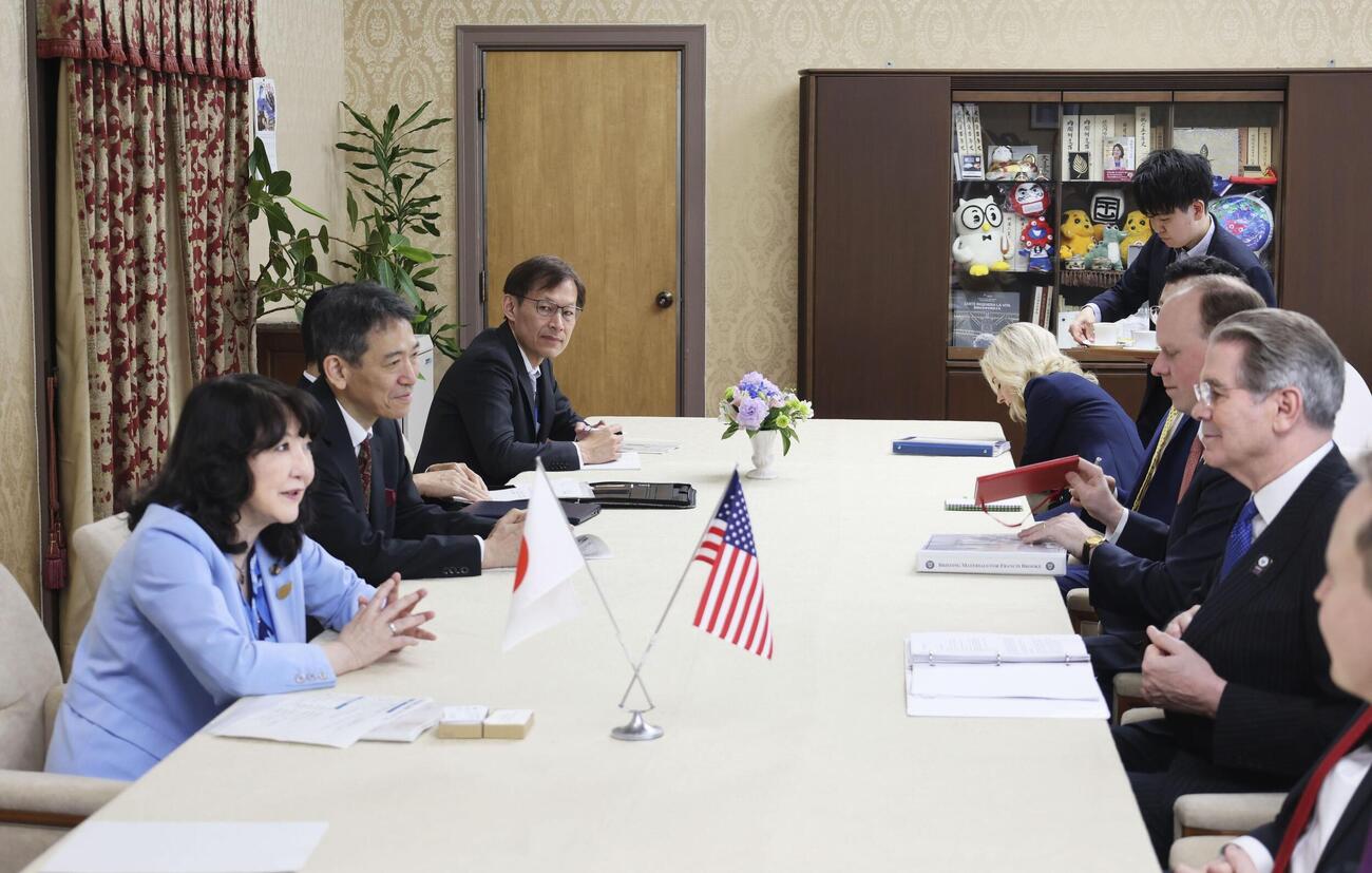 ベセント米財務長官（右端）と会談する片山財務相（左端）＝12日午前、財務省（同省提供）