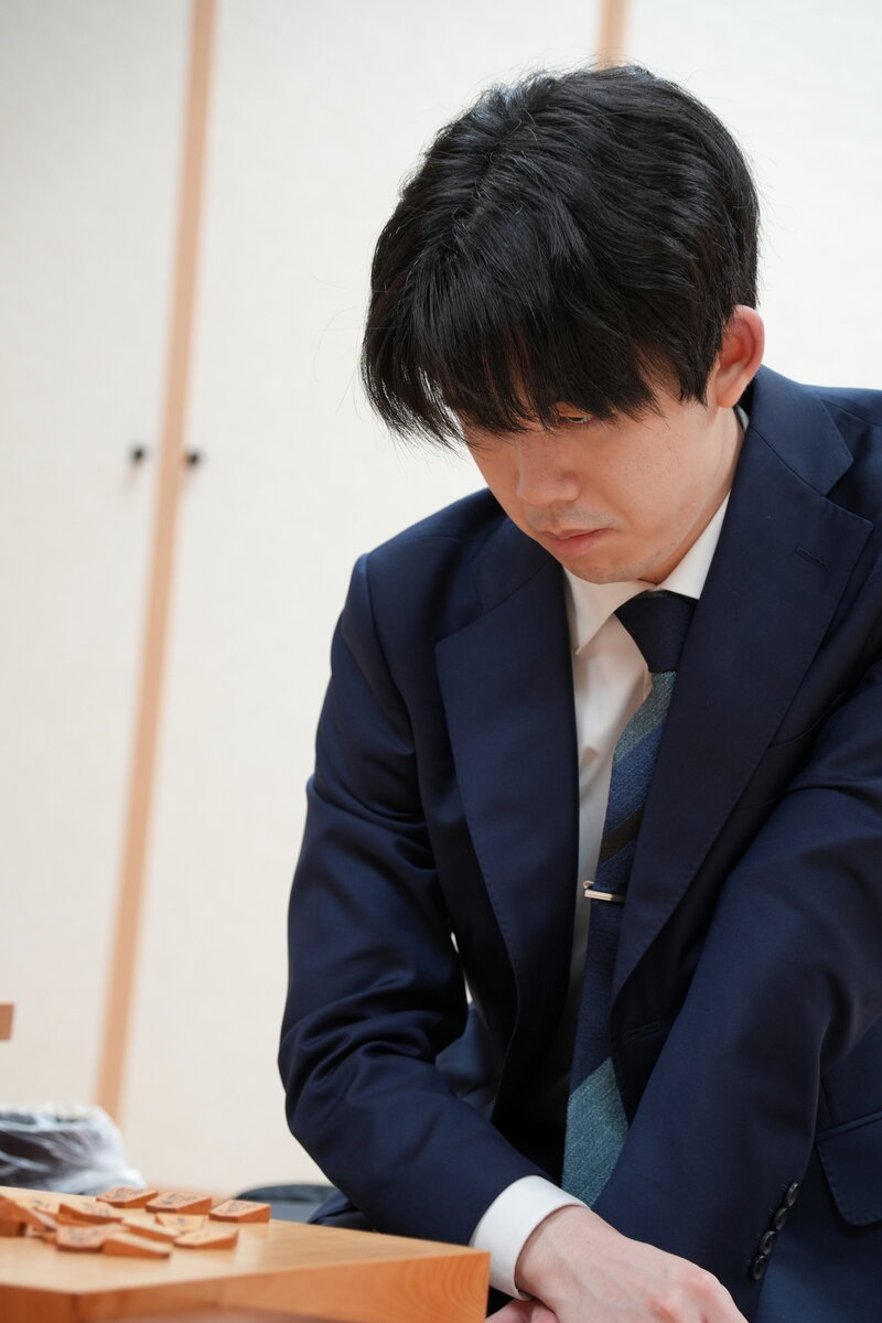 復位目指して斎藤明日斗六段との1回戦に臨む藤井聡太6冠（日本将棋連盟提供）