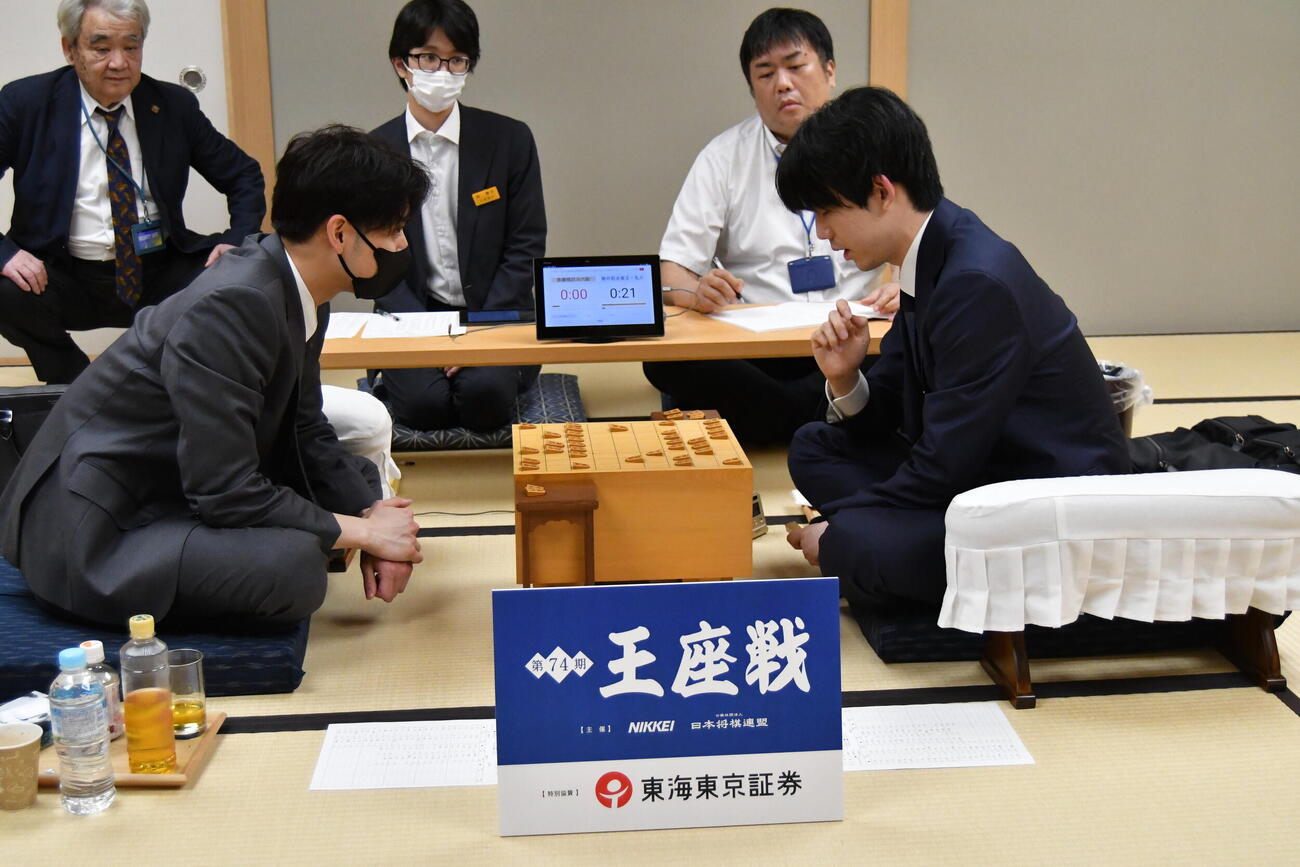 斎藤明日斗六段（左）を下して王座復位への第1関門を突破した藤井聡太6冠