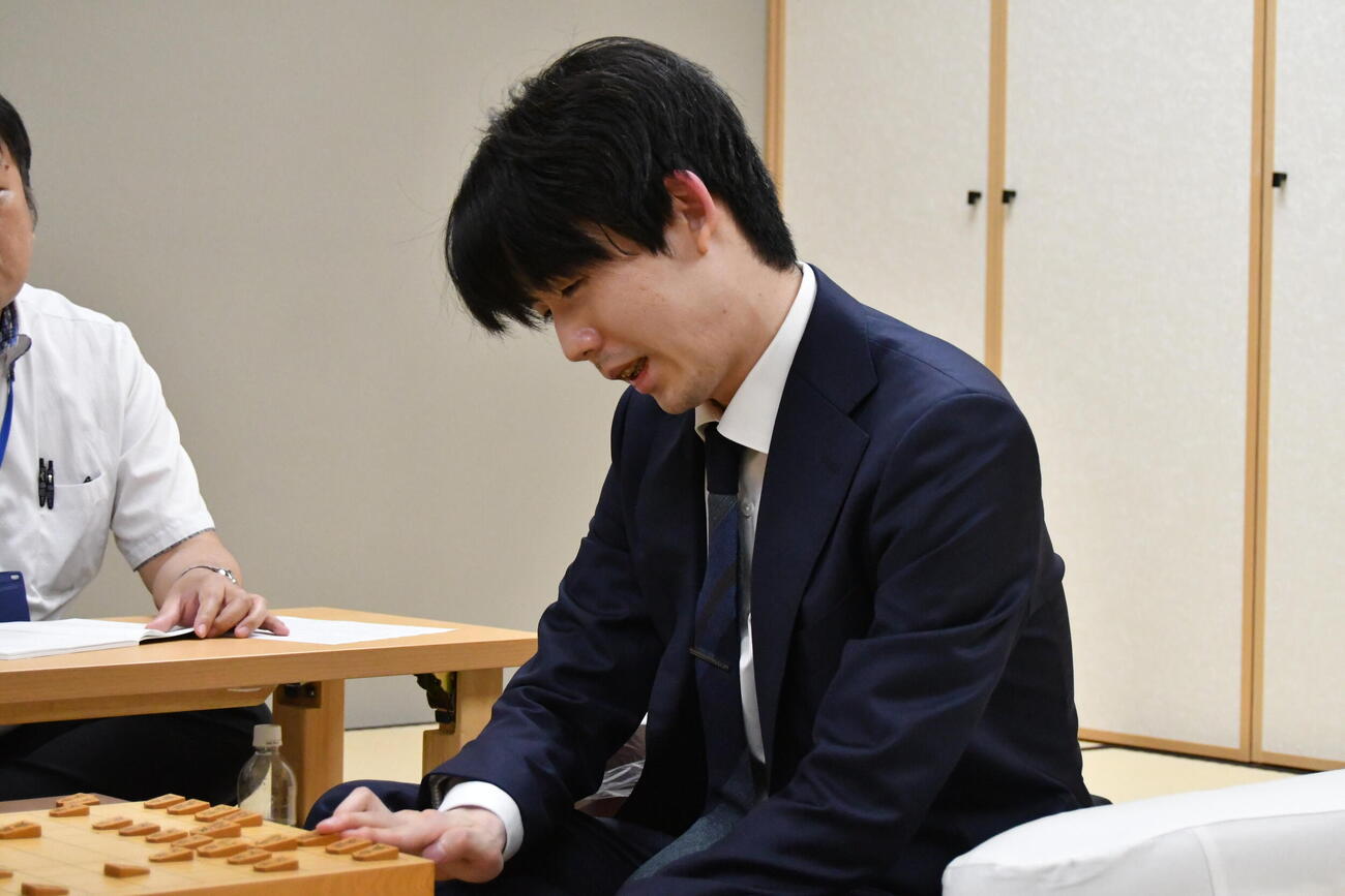 斎藤明日斗六段を下して王座復位へ好スタートを切った藤井聡太6冠