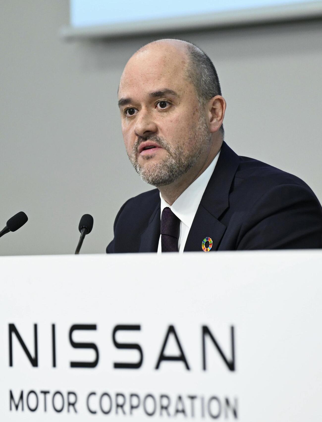 決算記者会見で説明する日産自動車のイバン・エスピノーサ社長。2年連続の巨額赤字となった（共同）