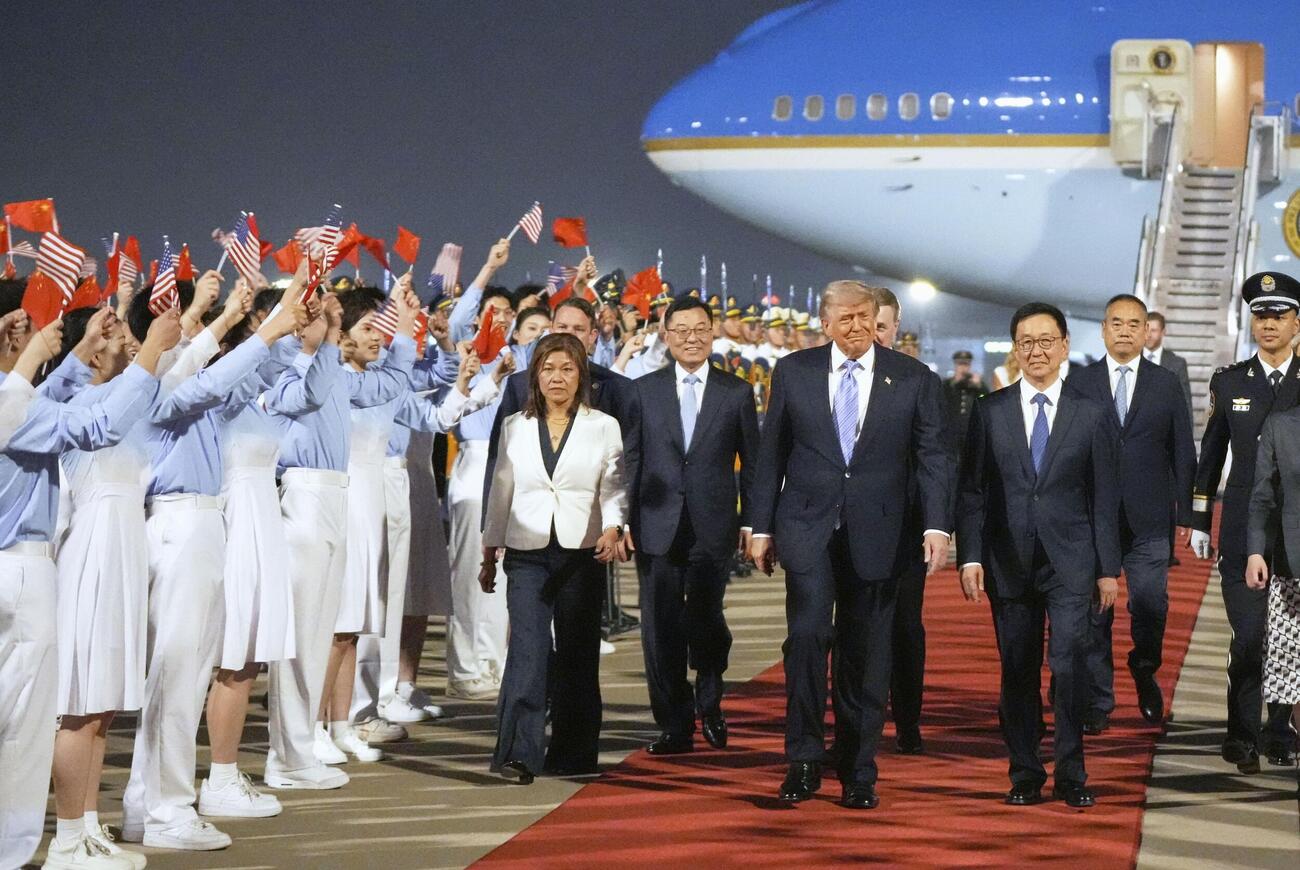 中国の習近平国家主席との会談のため、北京に到着したトランプ米大統領（AP＝共同）