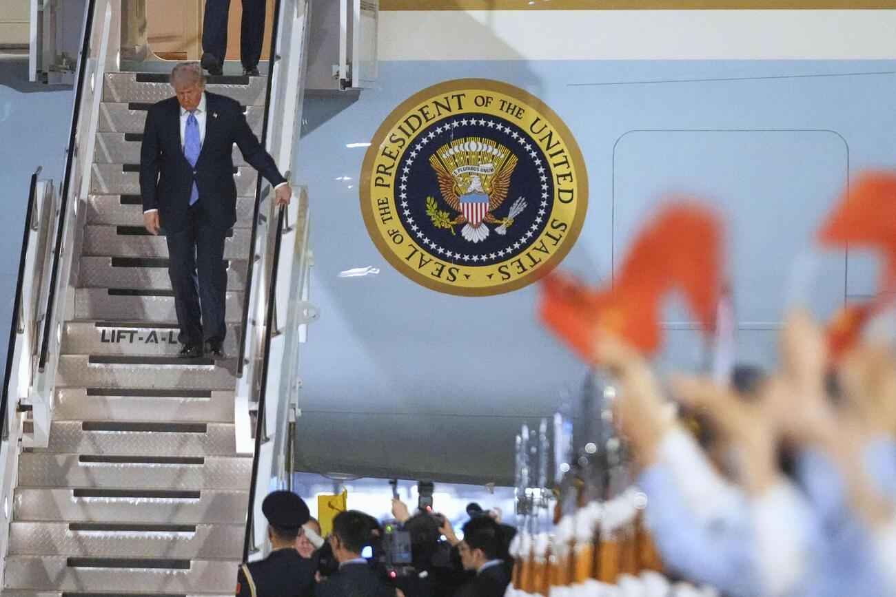 中国の習近平国家主席との会談のため、北京に到着したトランプ米大統領（AP＝共同）