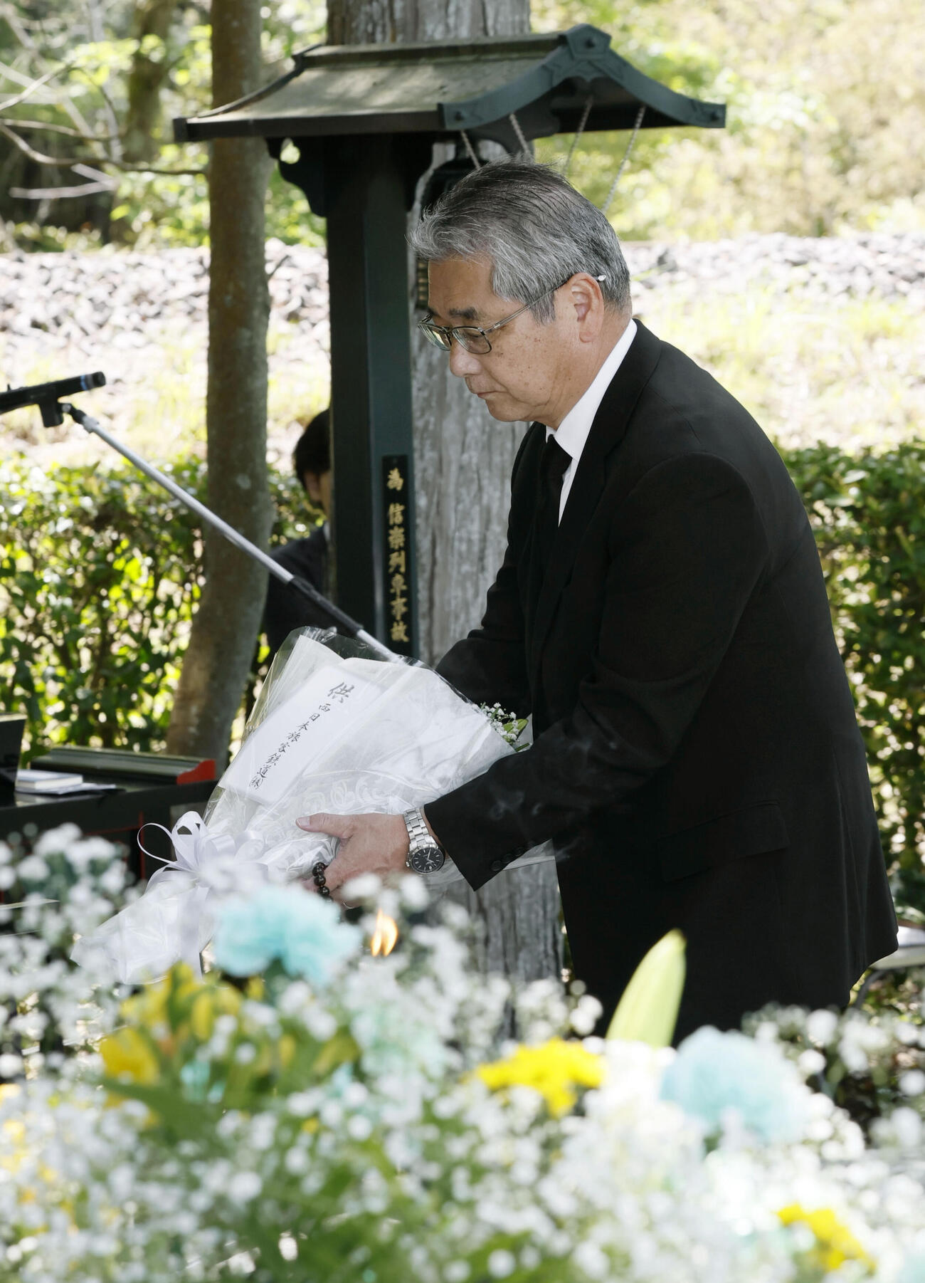 信楽高原鉄道事故から35年となり、追悼法要で献花するJR西日本の倉坂昇治社長＝14日午前、滋賀県甲賀市（共同）