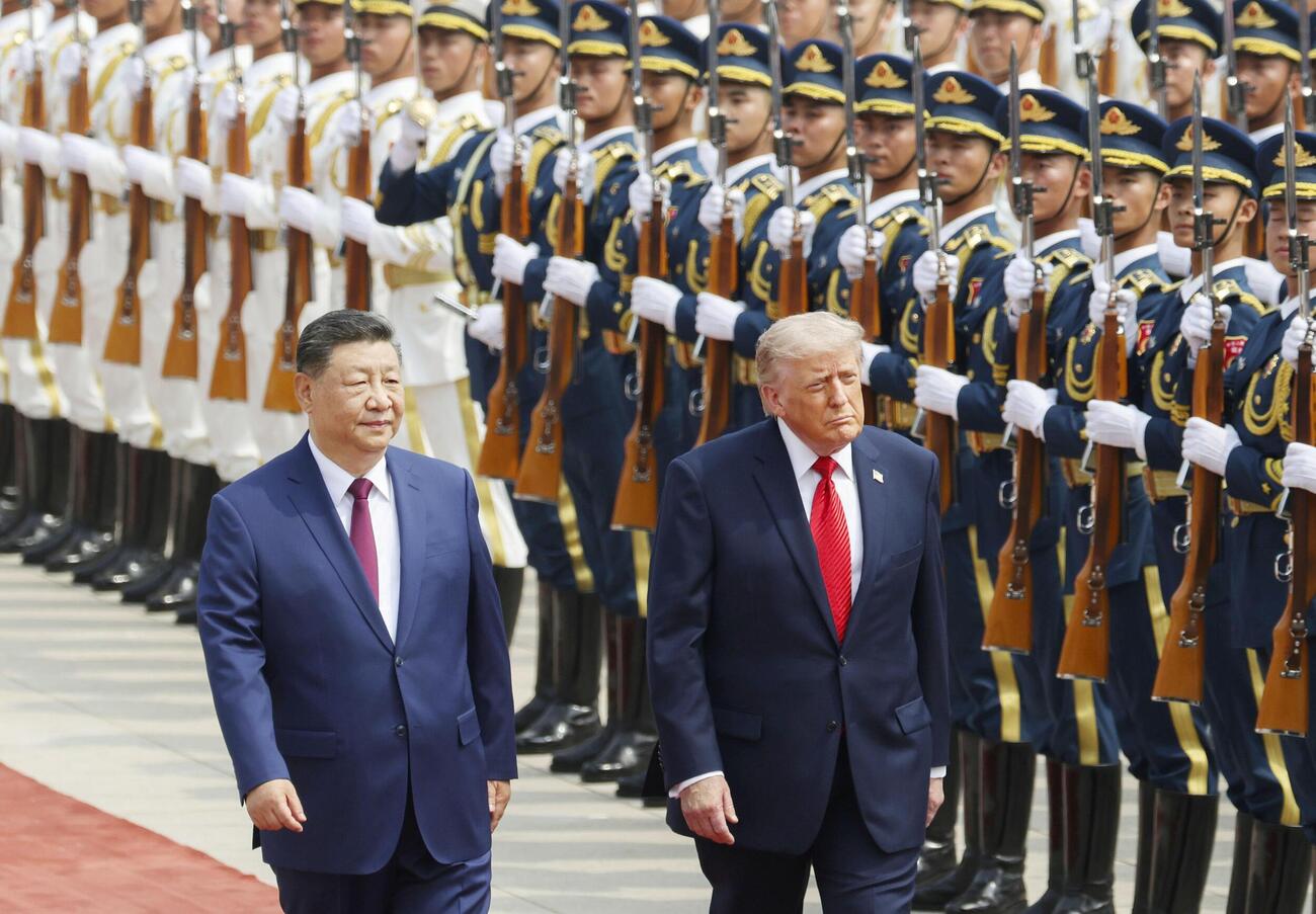 北京の人民大会堂で歓迎式典に臨むトランプ米大統領（右）と中国の習近平国家主席＝14日（共同）