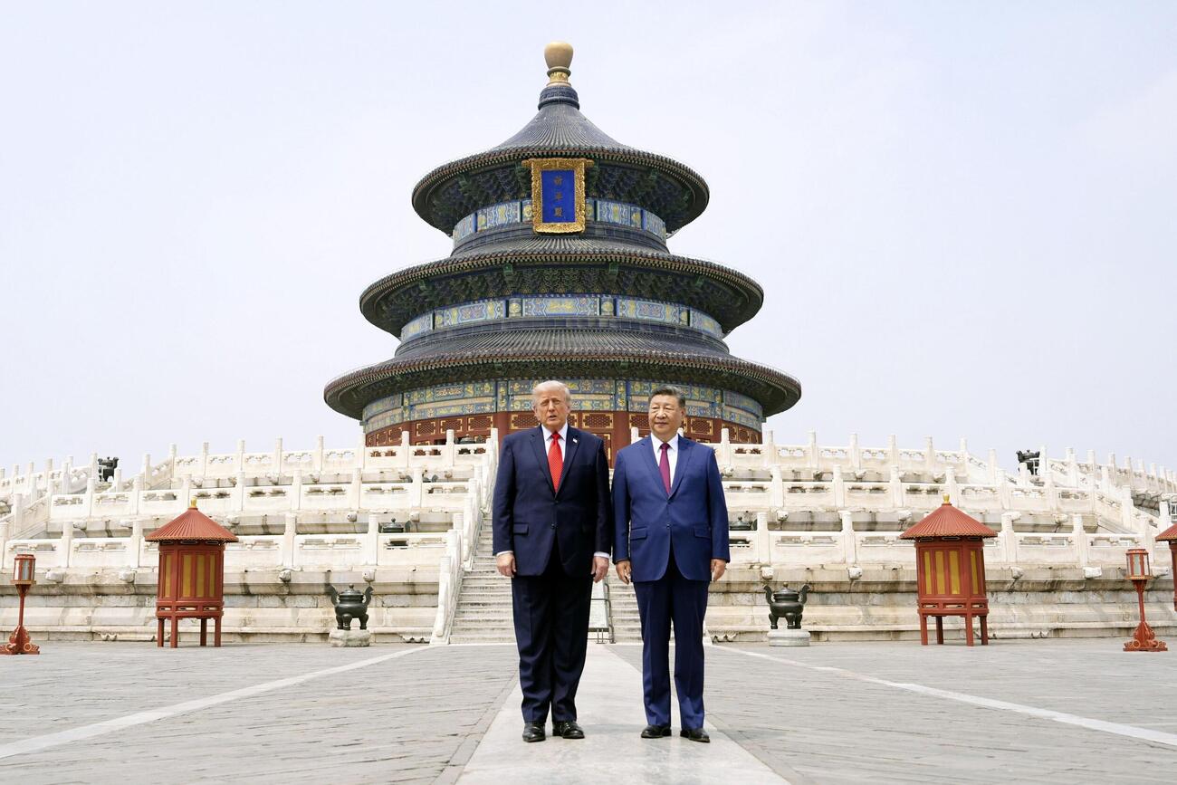 北京の天壇公園で写真に納まるトランプ米大統領（左）と中国の習近平国家主席＝14日（AP＝共同）