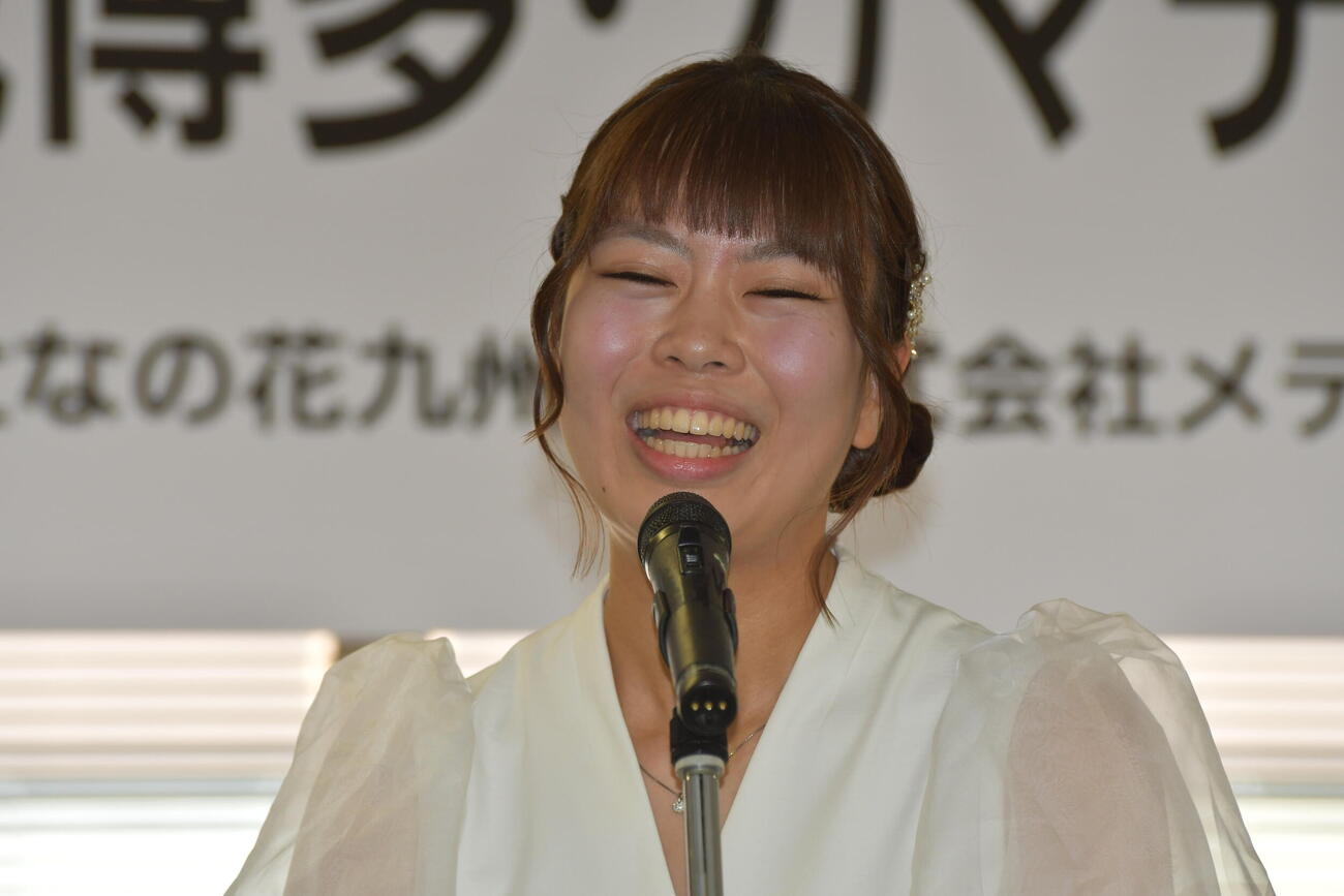 就位式で謝辞を述べる上野愛咲美女流名人