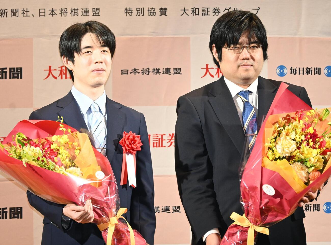 高槻市内のホテルで行われた前夜祭に出席した藤井聡太名人（左）糸谷哲郎九段（撮影・松浦隆司）